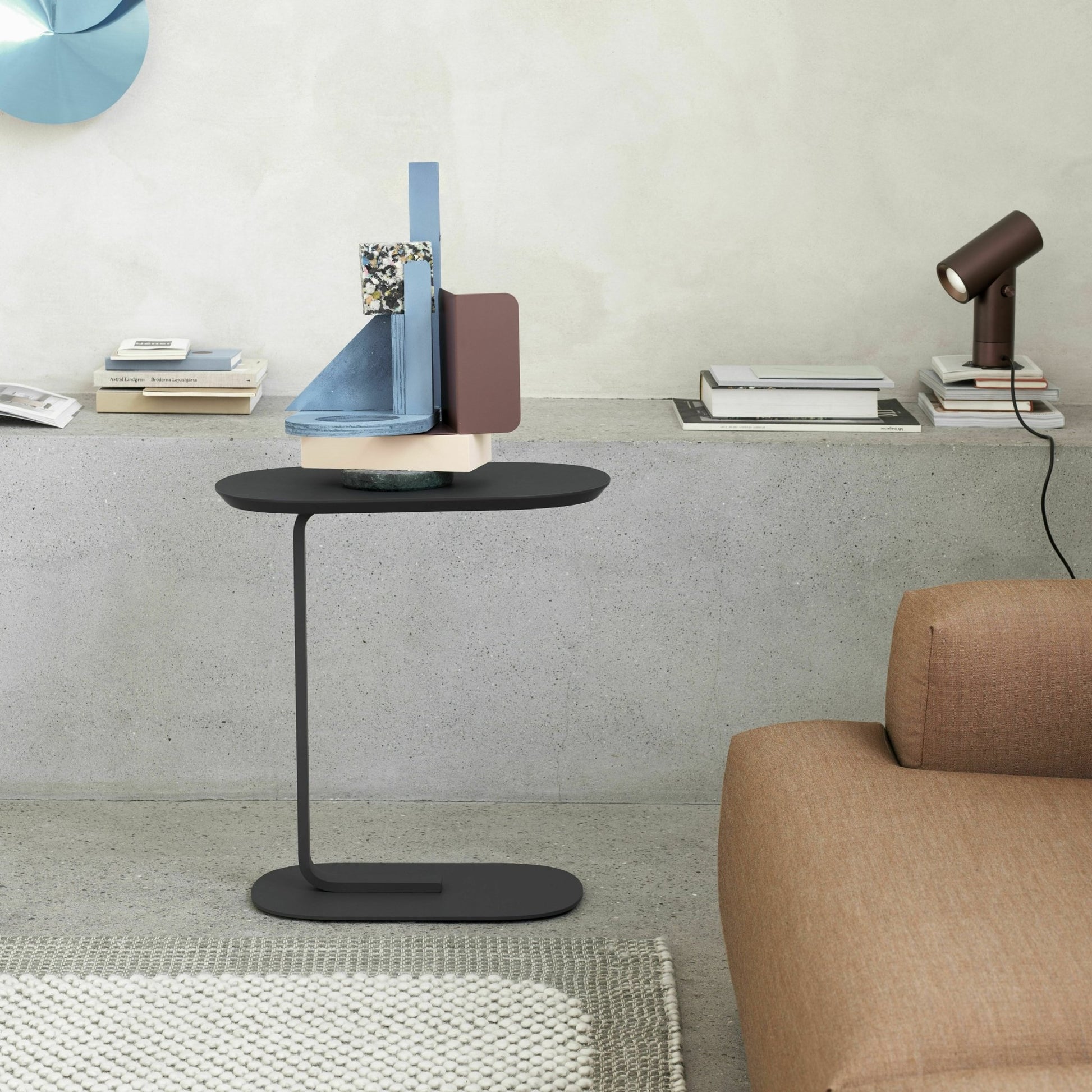 Table d'appoint en acier noir H 73,5 cm Relate - Muuto - The Cool Republic