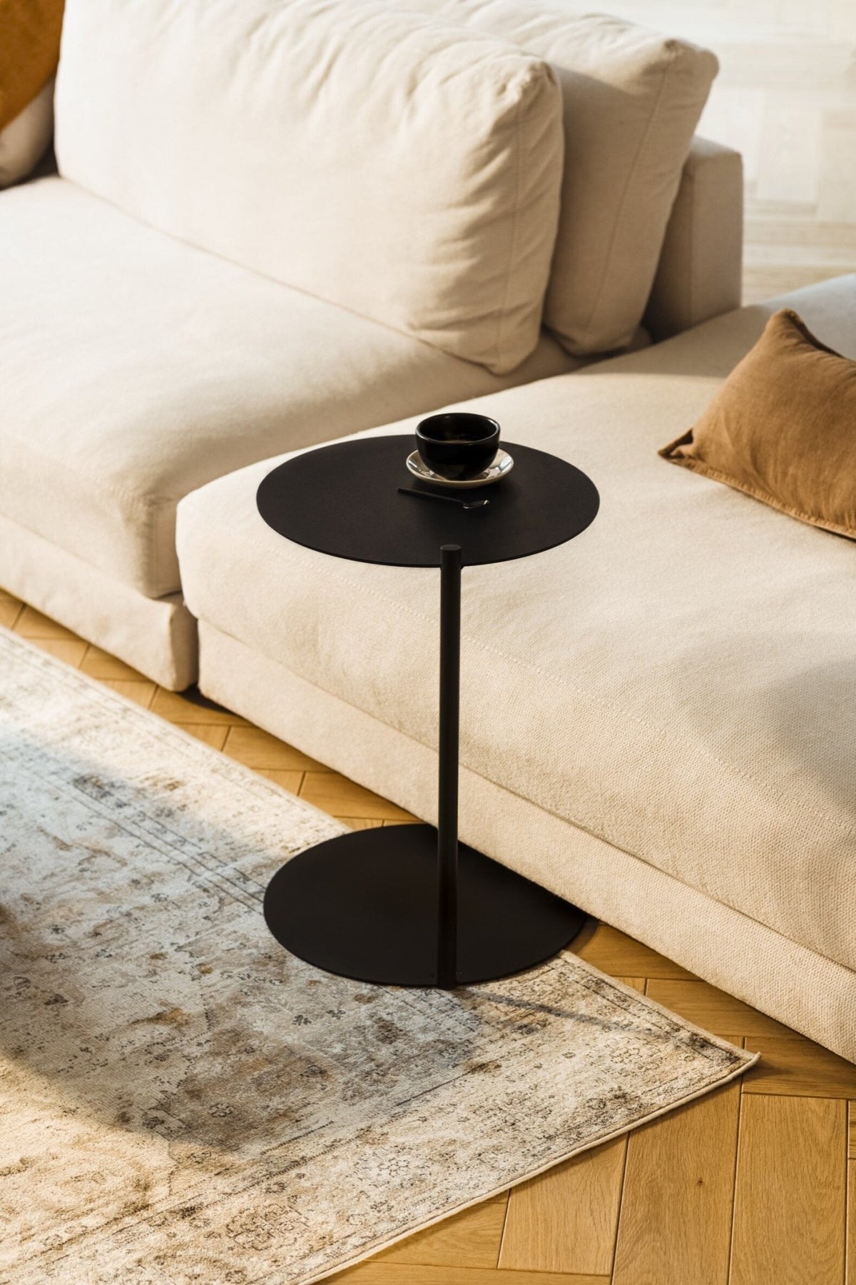 Table d'appoint en acier noir volcanique Ande - noo.ma - The Cool Republic