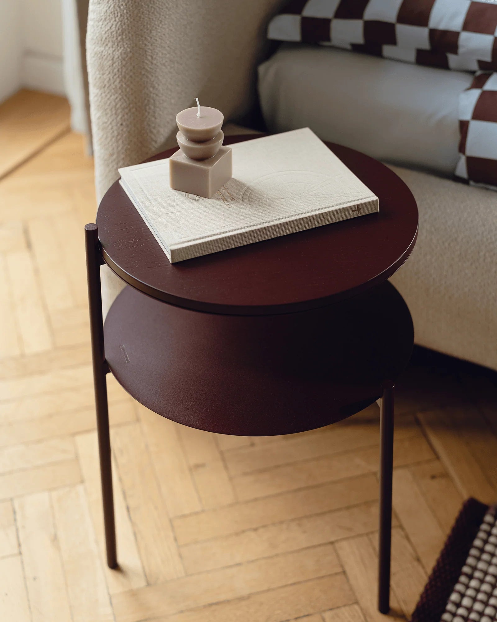Table d'appoint en acier rouge vin 40x52cm Tu - Noo.ma - The Cool Republic