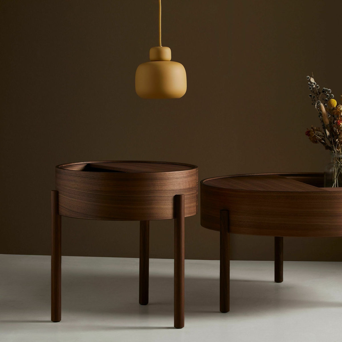 Table d'appoint en bois de noyer 42x45cm Arc - Woud - The Cool Republic