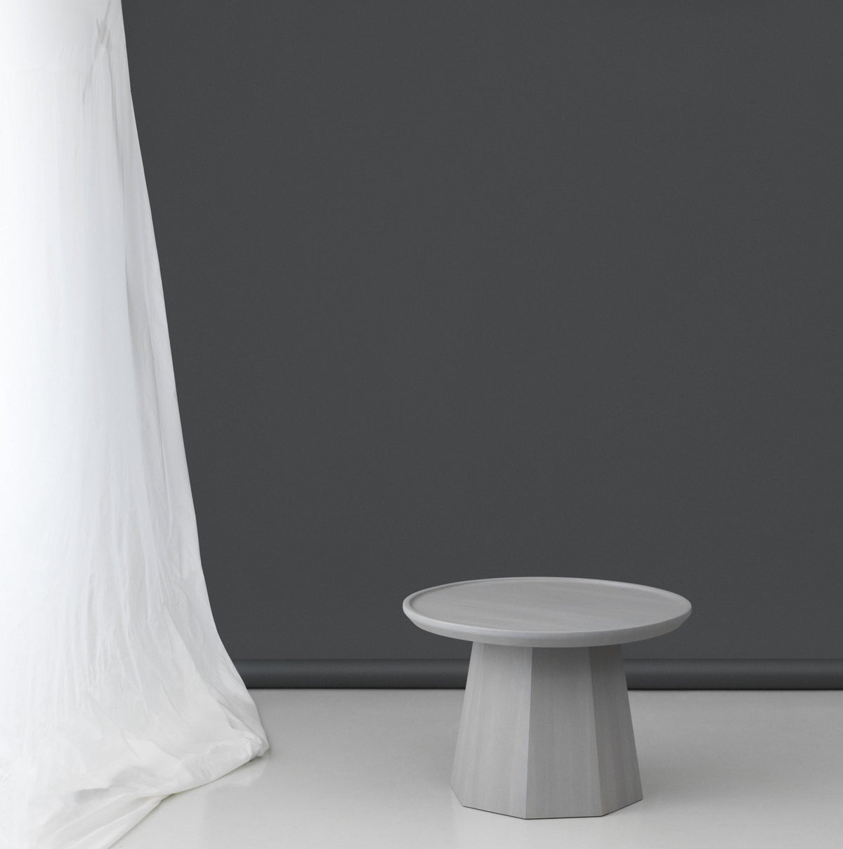 Table d'appoint en bois gris clair 65 cm Pine gris clair - Normann Copenhagen - The Cool Republic