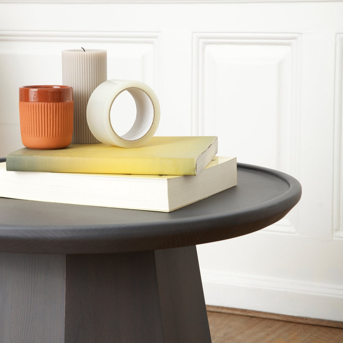 Table d'appoint en bois gris clair 65 cm Pine gris clair - Normann Copenhagen - The Cool Republic