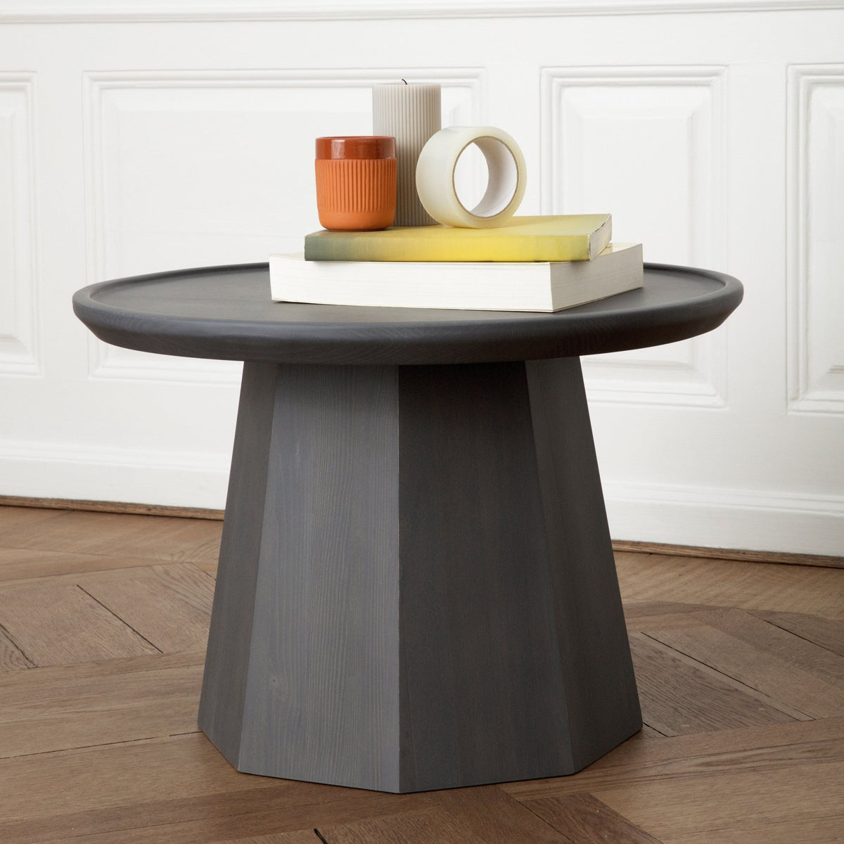 Table d'appoint en bois gris clair 65 cm Pine gris clair - Normann Copenhagen - The Cool Republic