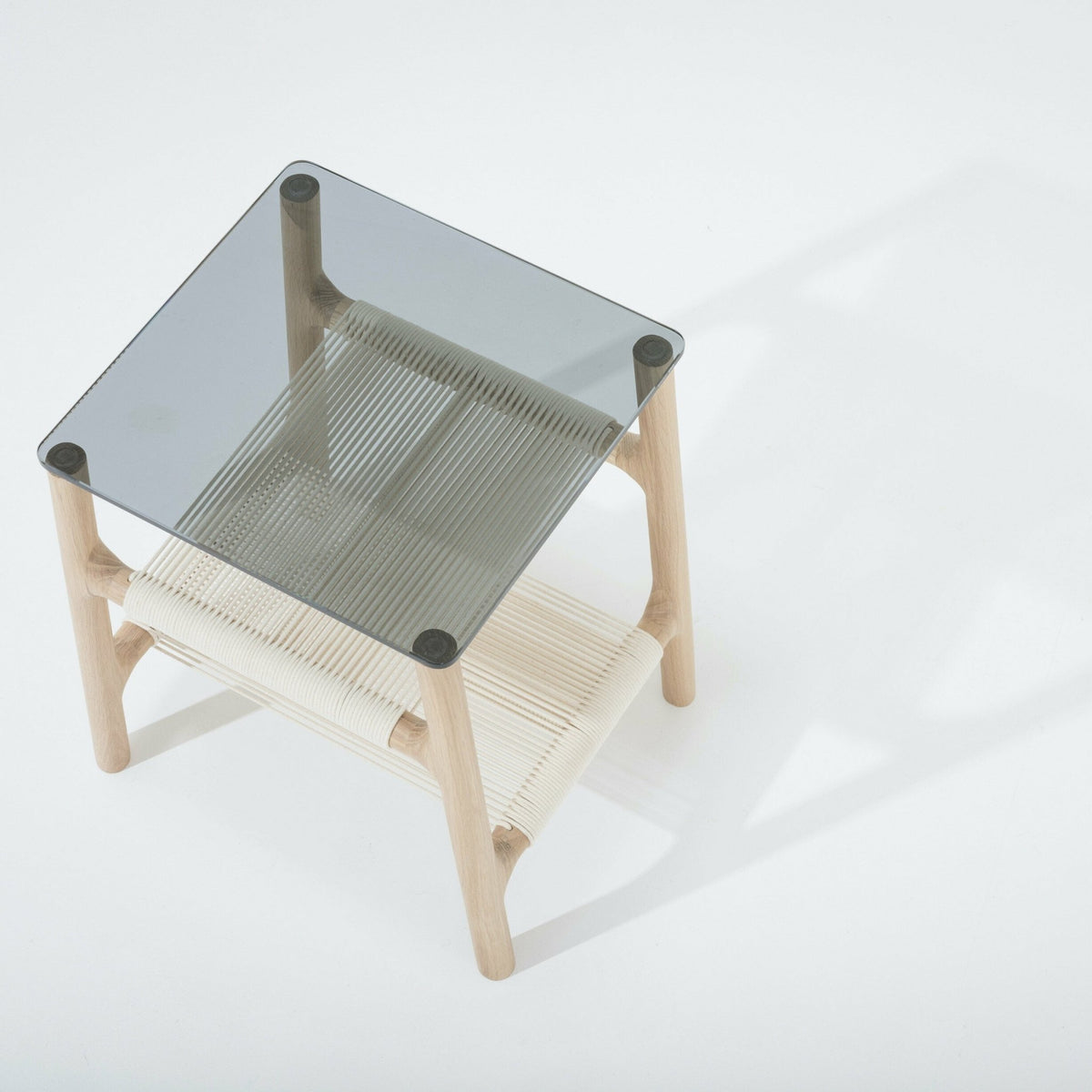 Table d'appoint en chêne blanchi huilé et verre trempé gris Fawn - Gazzda - The Cool Republic
