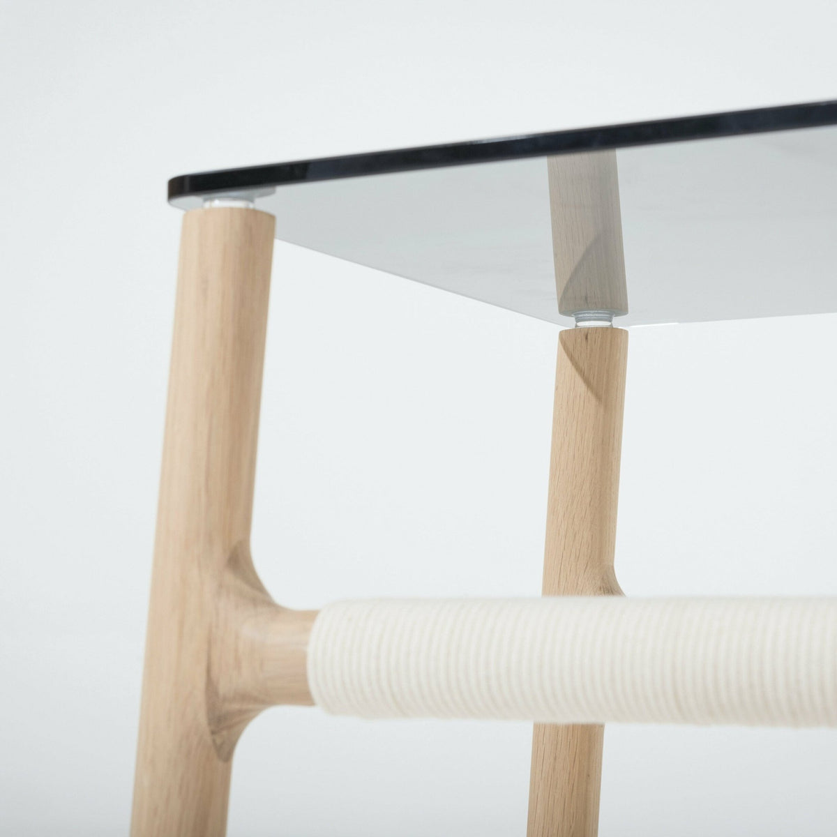 Table d'appoint en chêne blanchi huilé et verre trempé gris Fawn - Gazzda - The Cool Republic