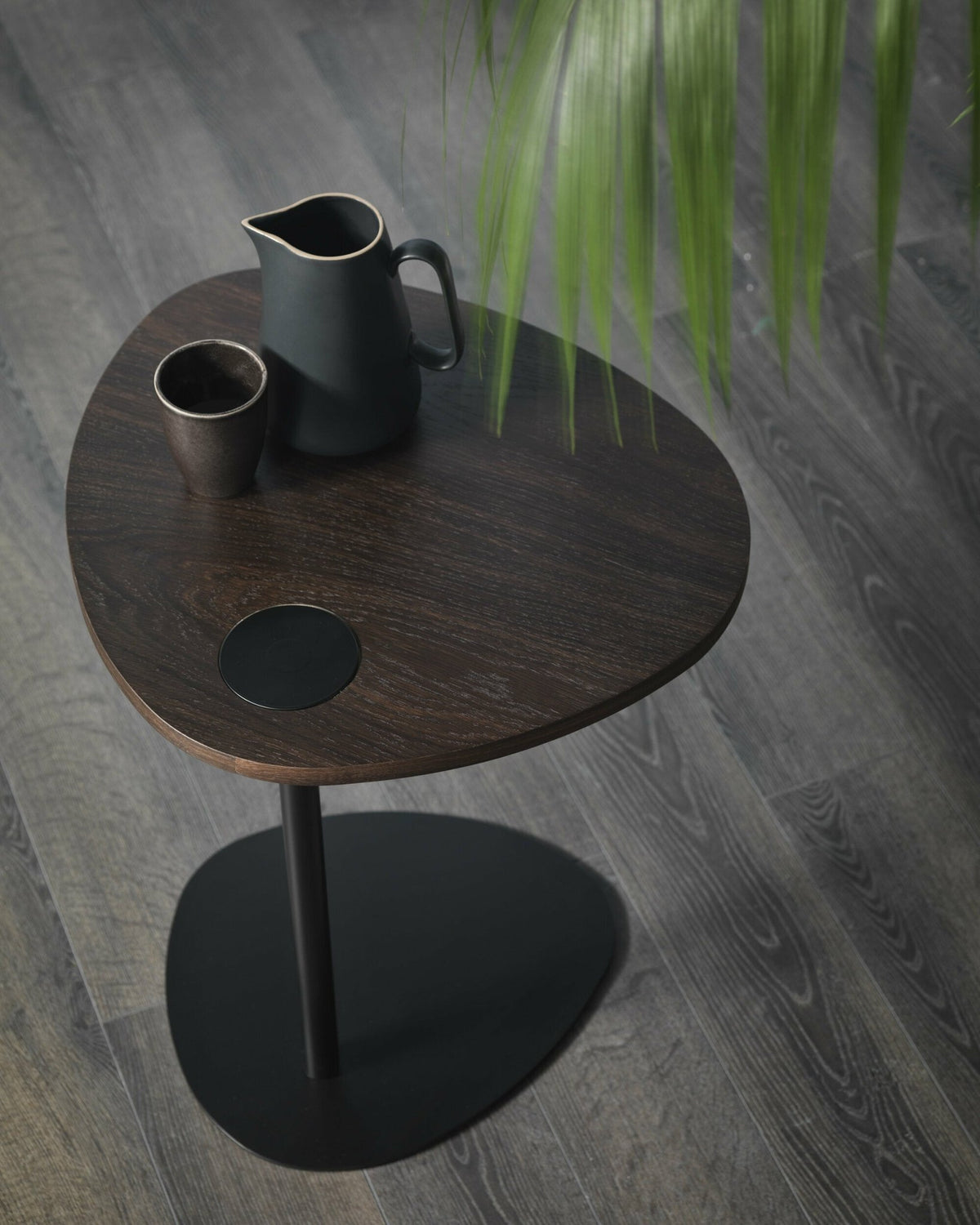 Table d'appoint en chêne fumé et piétement or Hug - Meme Design - The Cool Republic