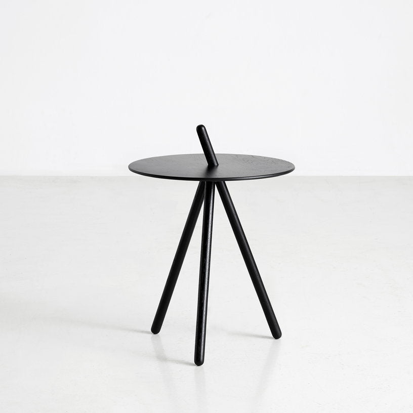 Table d'appoint en chêne noir Come Here - Woud - The Cool Republic