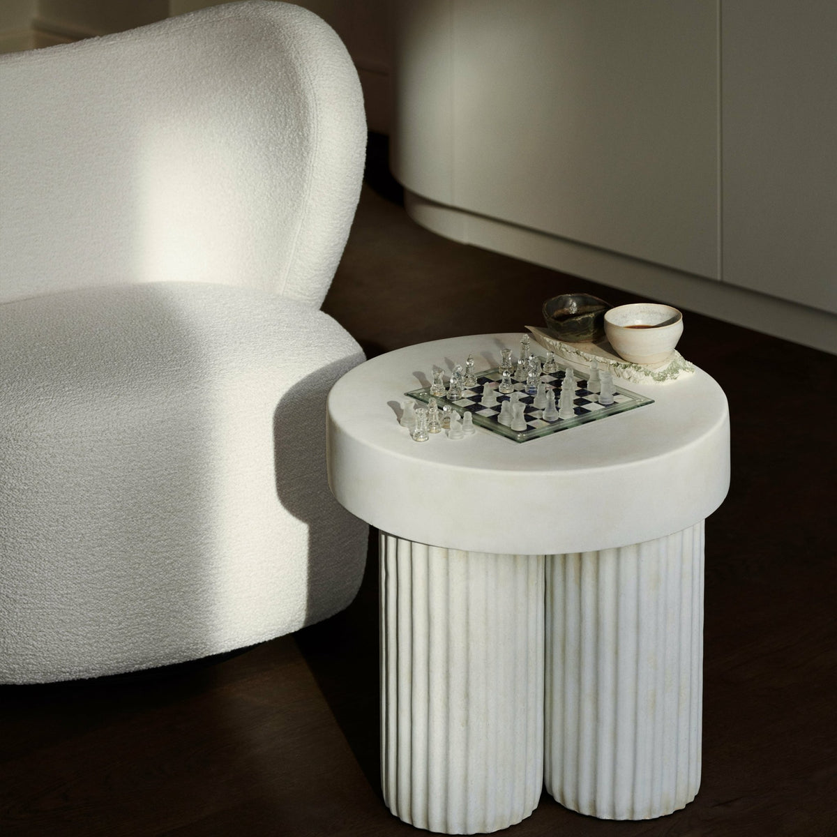 Table d'appoint en fibre de béton blanche sur aluminium moulé 45 cm Gear - NORR11 - The Cool Republic