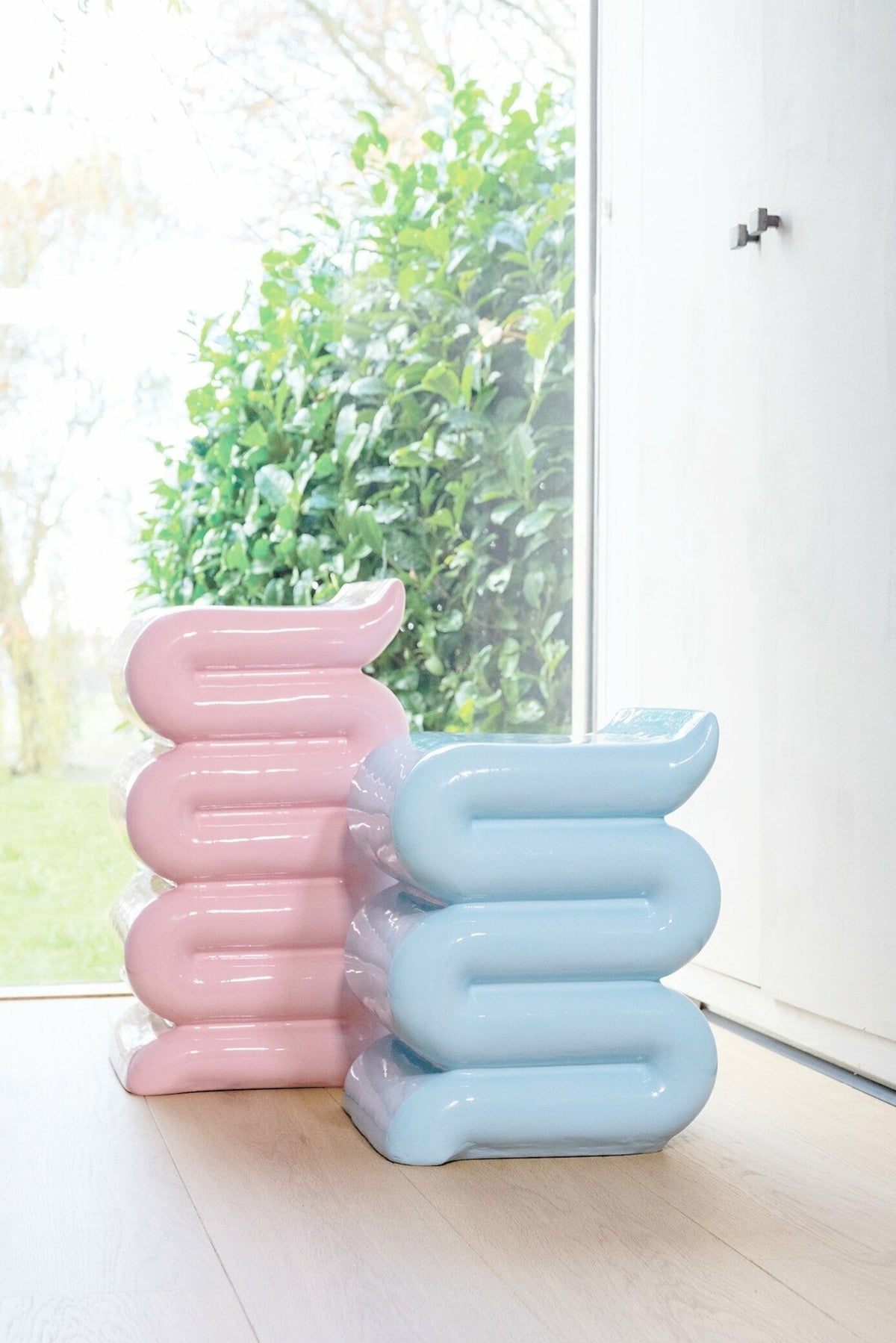Table d'appoint en fibre de verre bleu Pillar - &Klevering - The Cool Republic