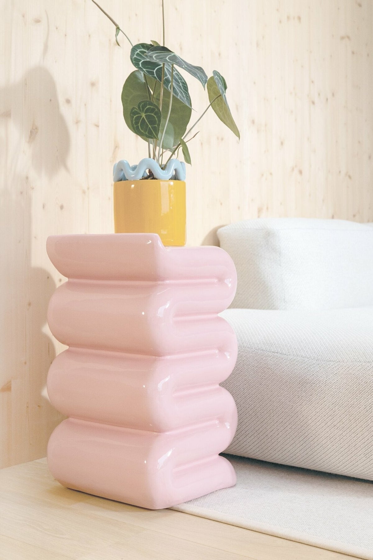Table d'appoint en fibre de verre rose Pillar - &Klevering - The Cool Republic