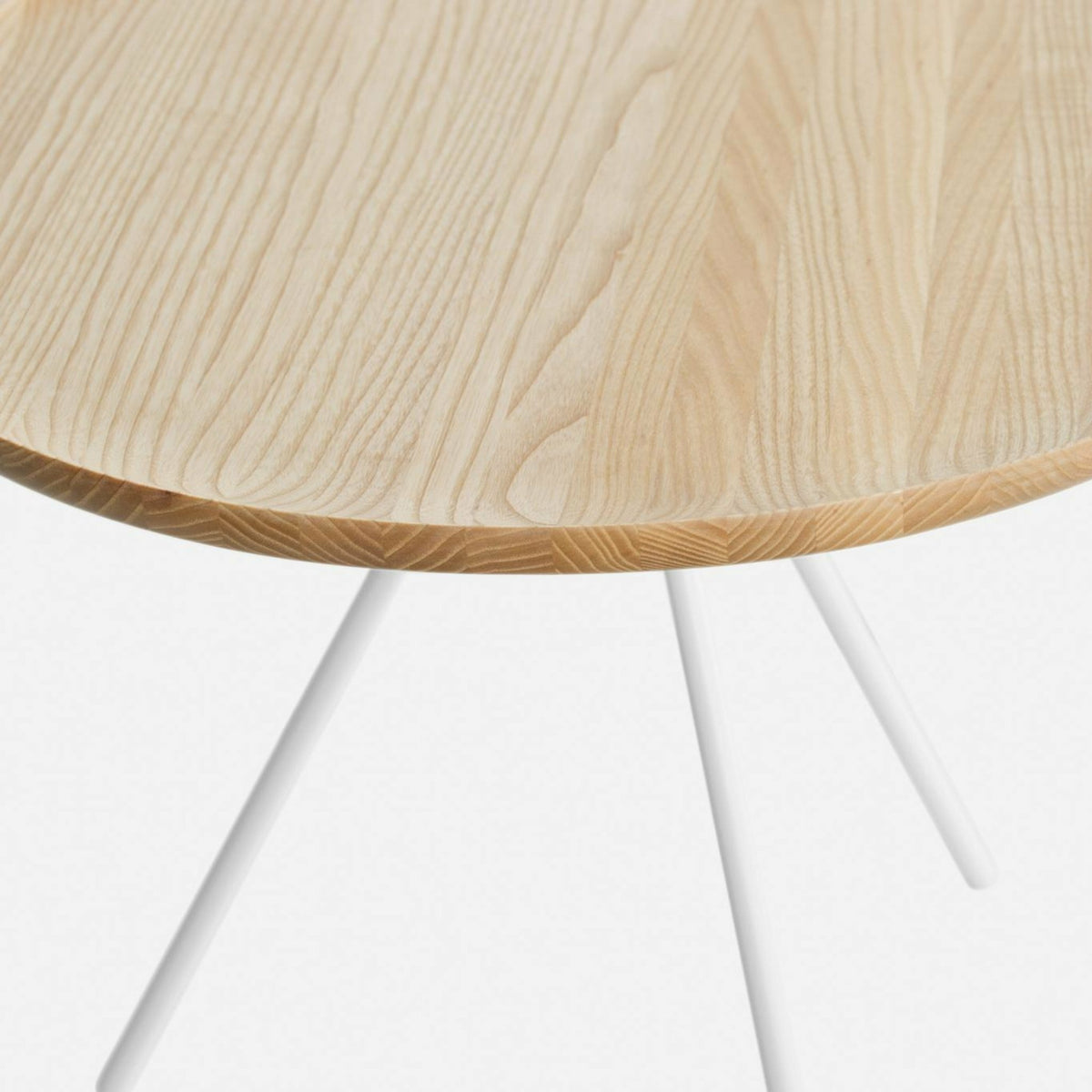 Table d'appoint en frêne et piètement blanc 43 cm Key - Hem - The Cool Republic