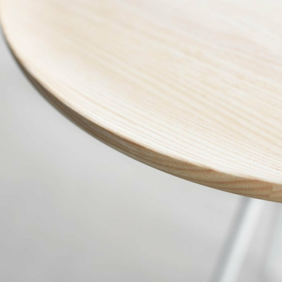 Table d'appoint en frêne et piètement blanc 43 cm Key - Hem - The Cool Republic