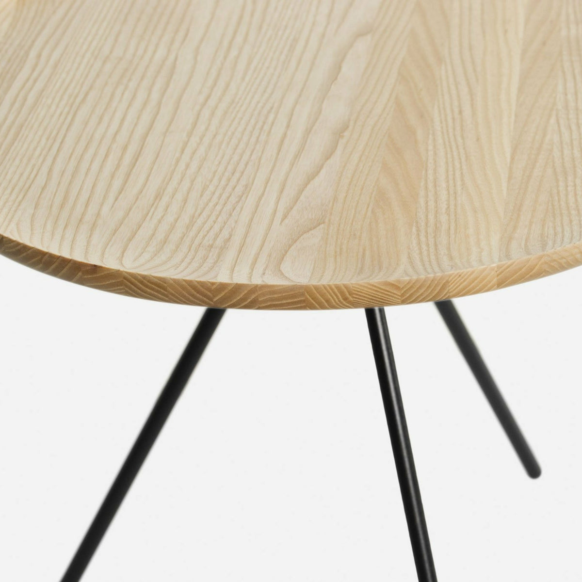 Table d'appoint en frêne et piètement noir 43 cm Key - Hem - The Cool Republic