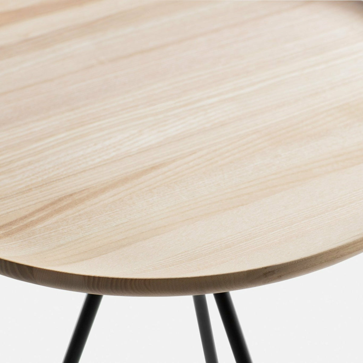 Table d'appoint en frêne et piètement noir 51 cm Key - Hem - The Cool Republic