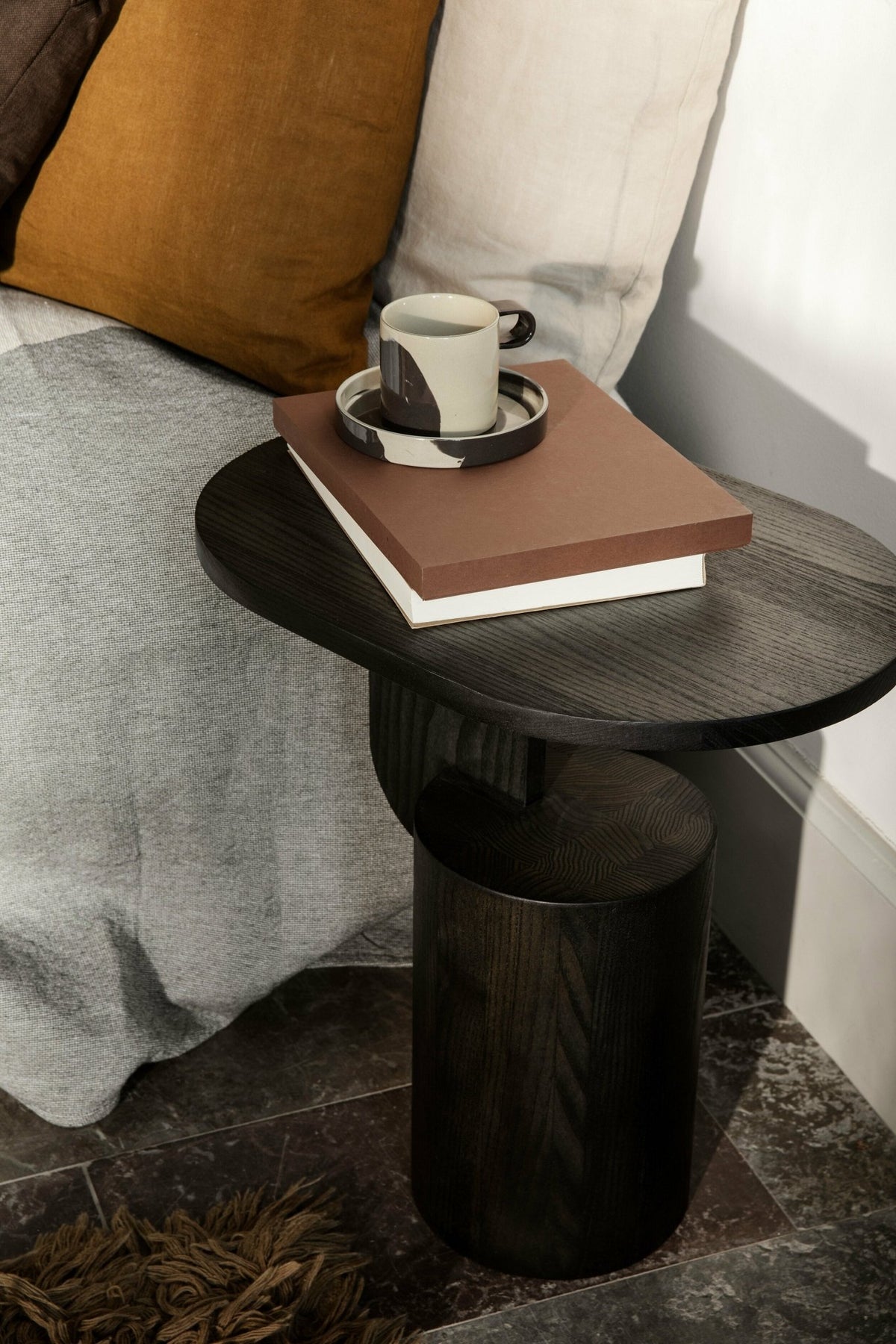 Table d'appoint en frêne teinté noir Insert - Ferm Living - The Cool Republic