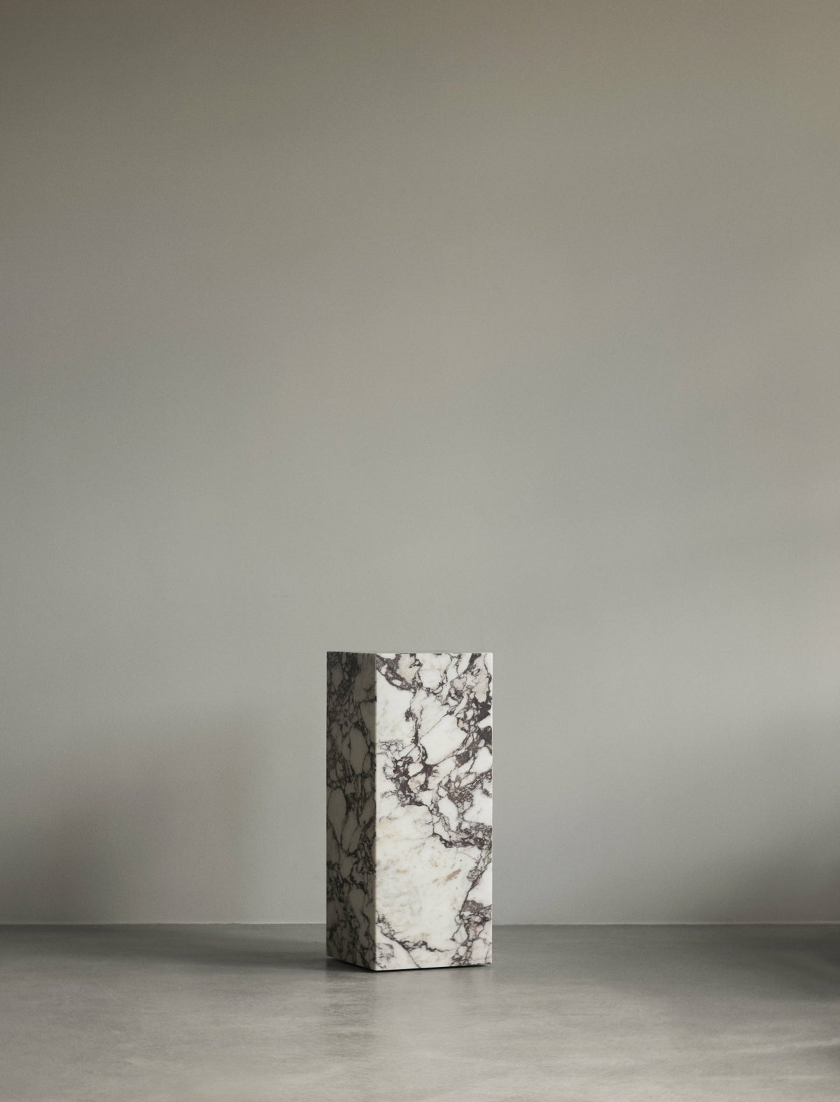 Table d'appoint en marbre calacatta viola 30 x 75 cm Plinth Pedestal - Audo - The Cool Republic