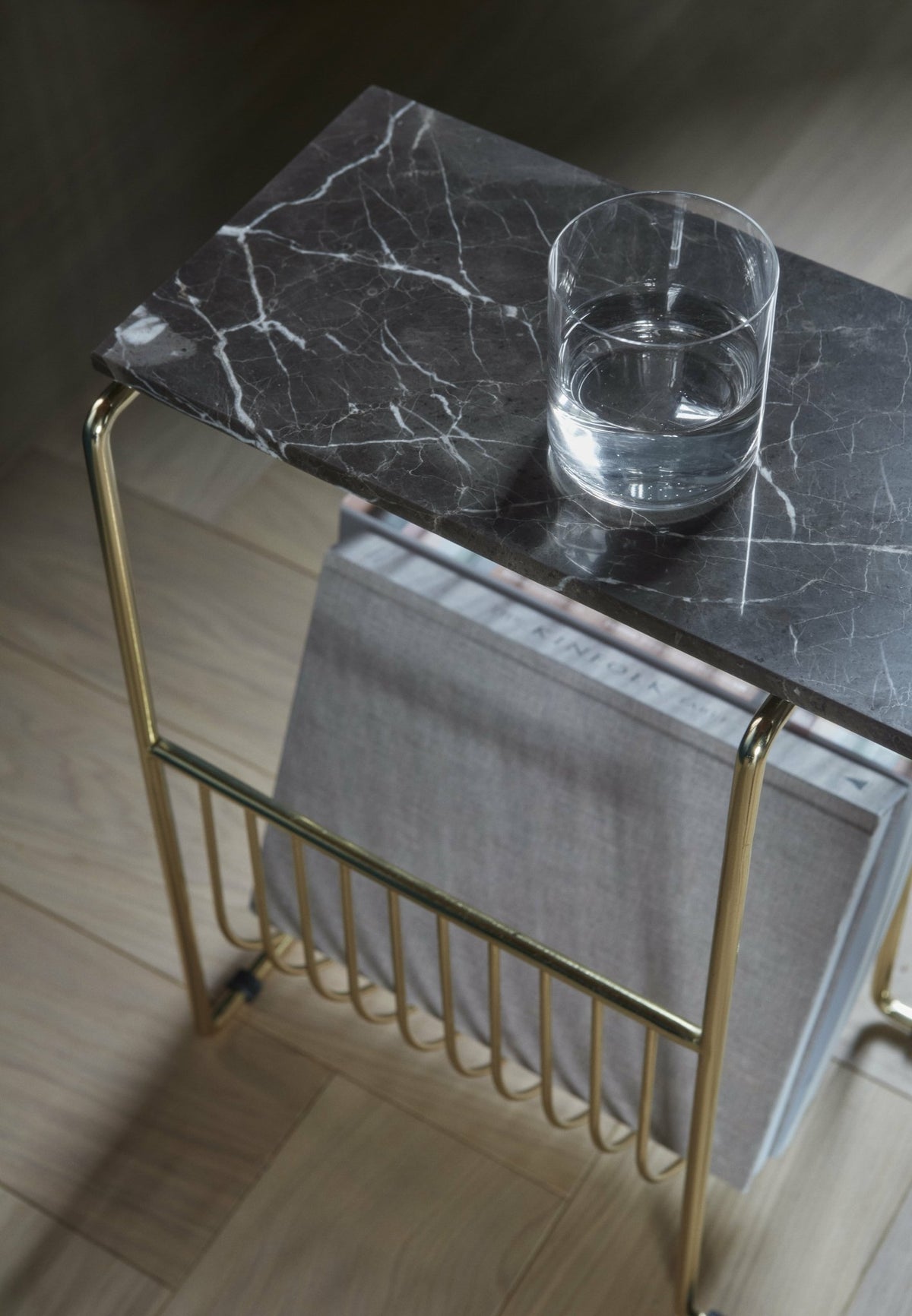 Table d'appoint en marbre noir avec porte revues en acier doré Sino - AYTM - The Cool Republic