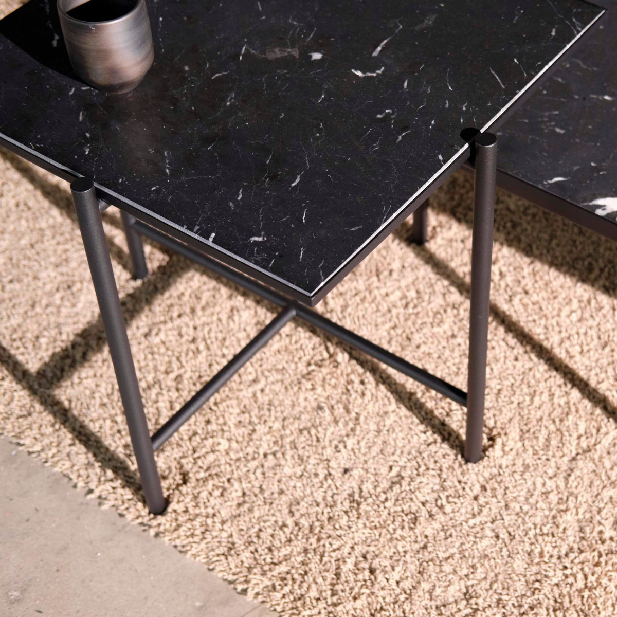 Table d'appoint en marbre noir Original Side - HANDVÄRK - The Cool Republic