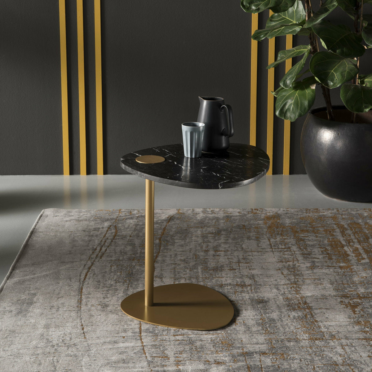 Table d'appoint en marbre noire et piétement doré Hug - Meme Design - The Cool Republic