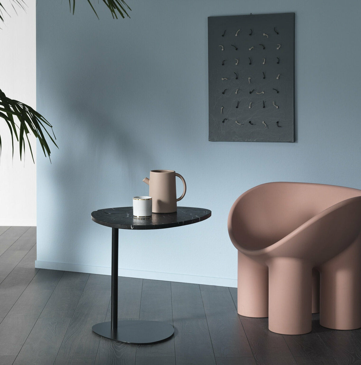 Table d'appoint en marbre noire et piétement noir Hug - Meme Design - The Cool Republic