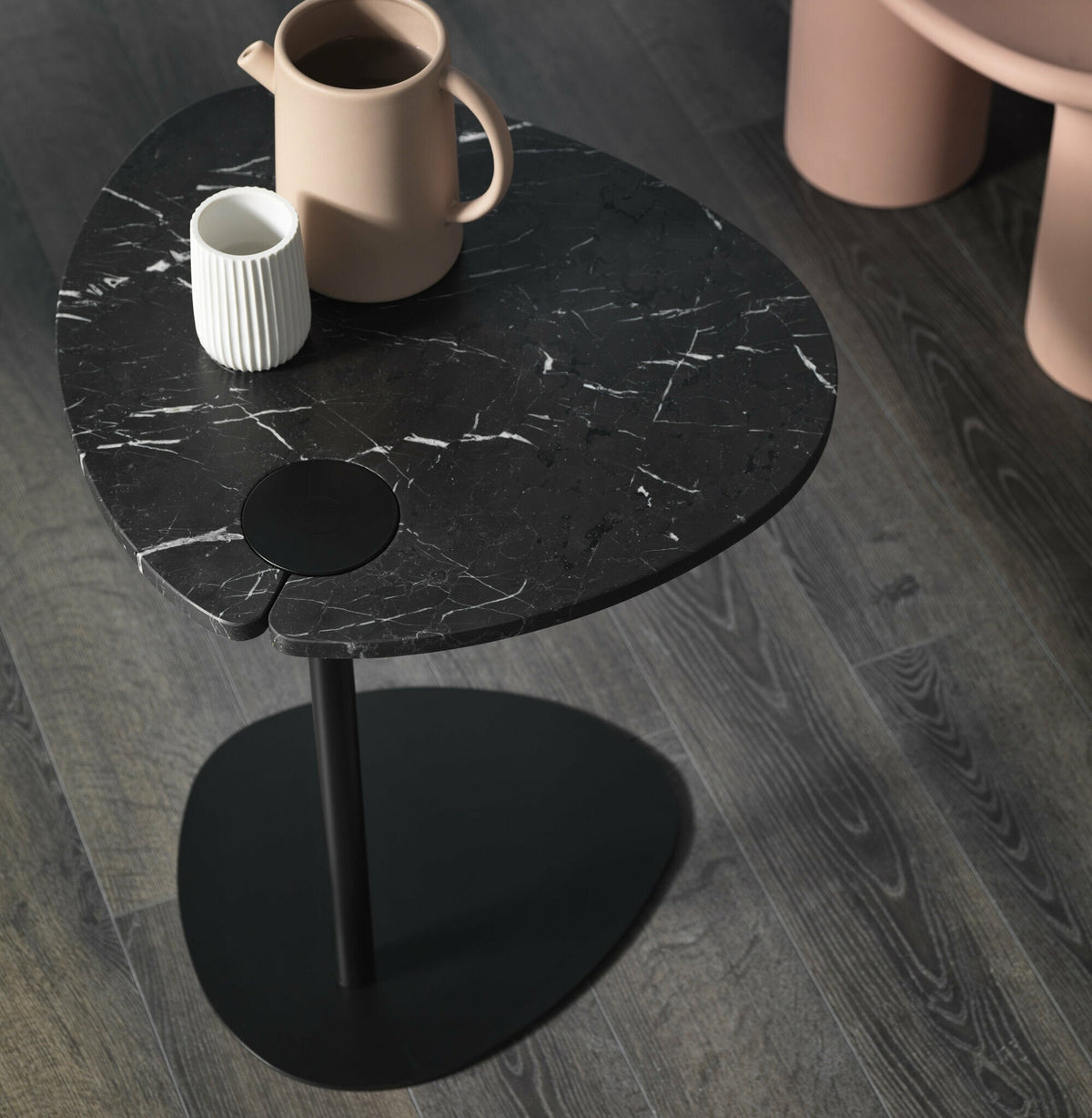 Table d'appoint en marbre noire et piétement noir Hug - Meme Design - The Cool Republic