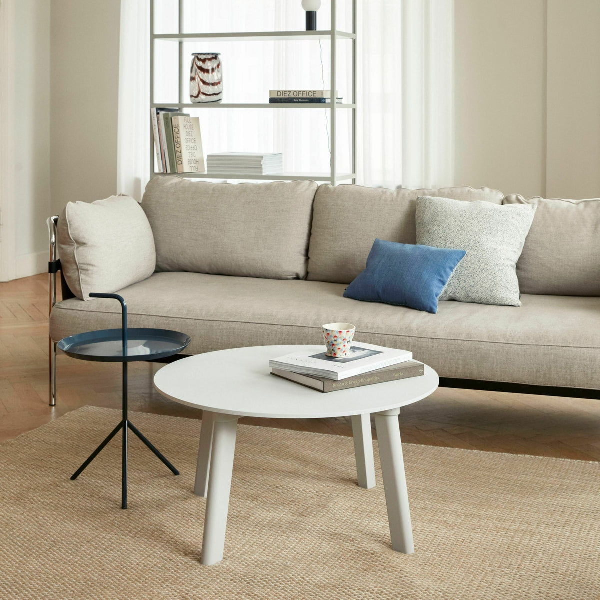Table d'appoint en métal bleu foncé DLM - HAY - The Cool Republic