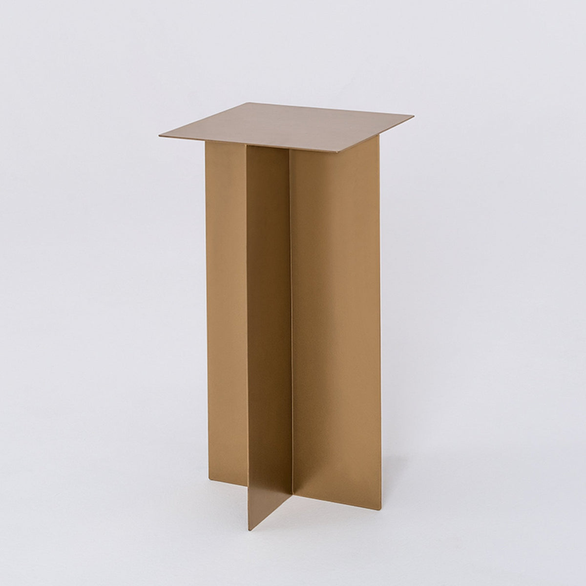 Table d'appoint en métal gold Oli - Custom Form - The Cool Republic