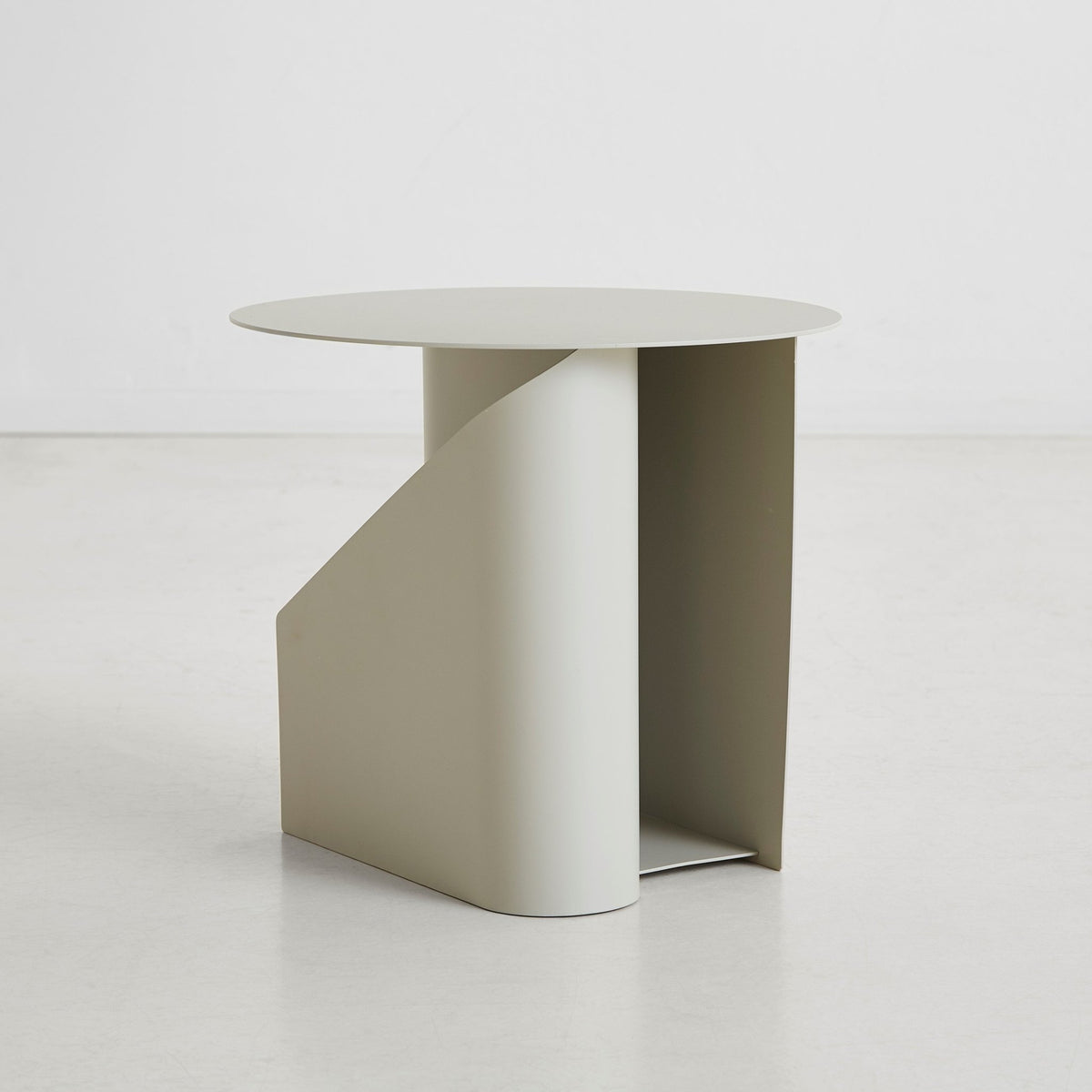 Table d’appoint en métal gris chaud 36x40cm Sentrum - Woud - The Cool Republic