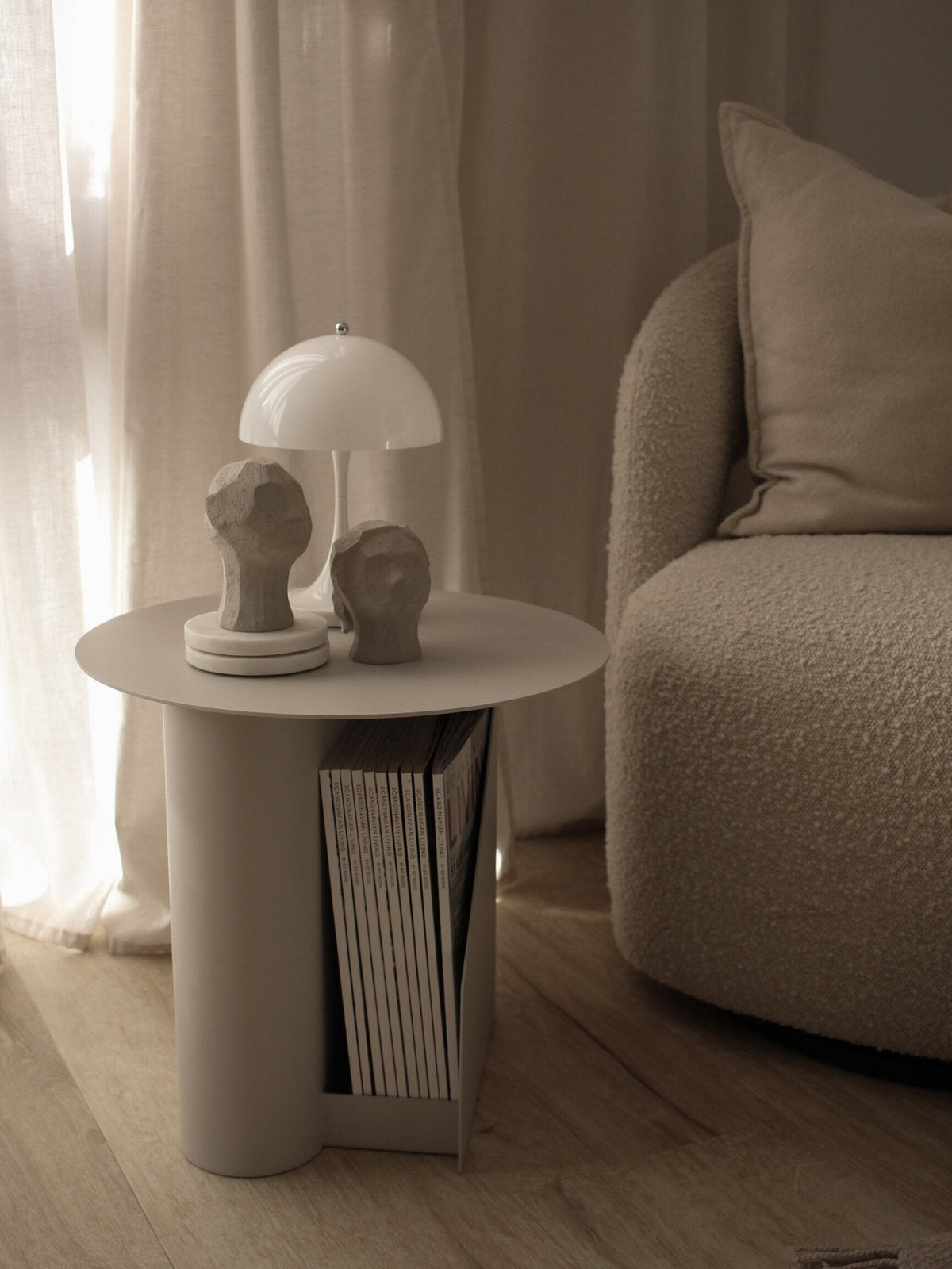 Table d’appoint en métal gris chaud 36x40cm Sentrum - Woud - The Cool Republic