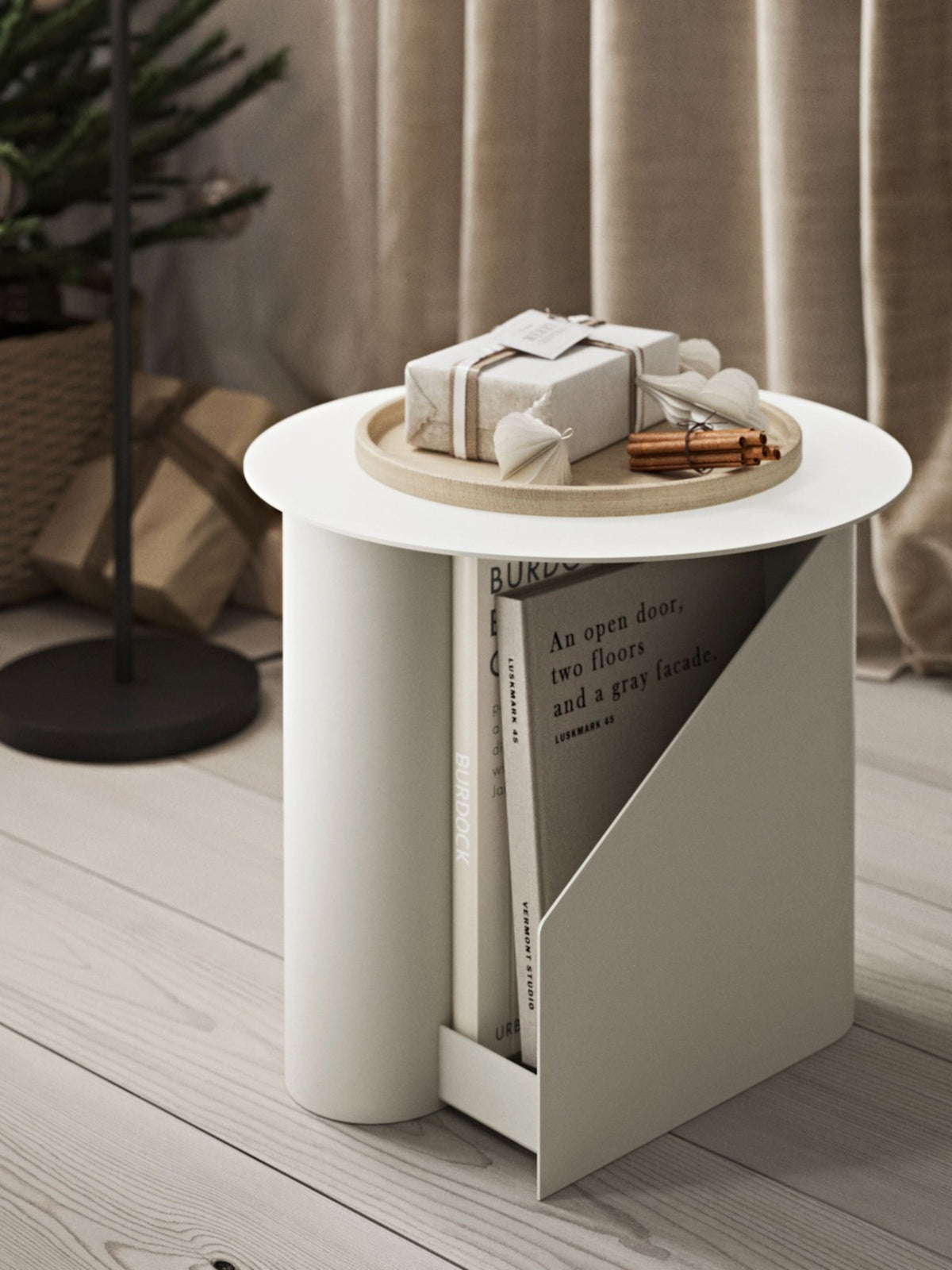 Table d’appoint en métal gris chaud 36x40cm Sentrum - Woud - The Cool Republic