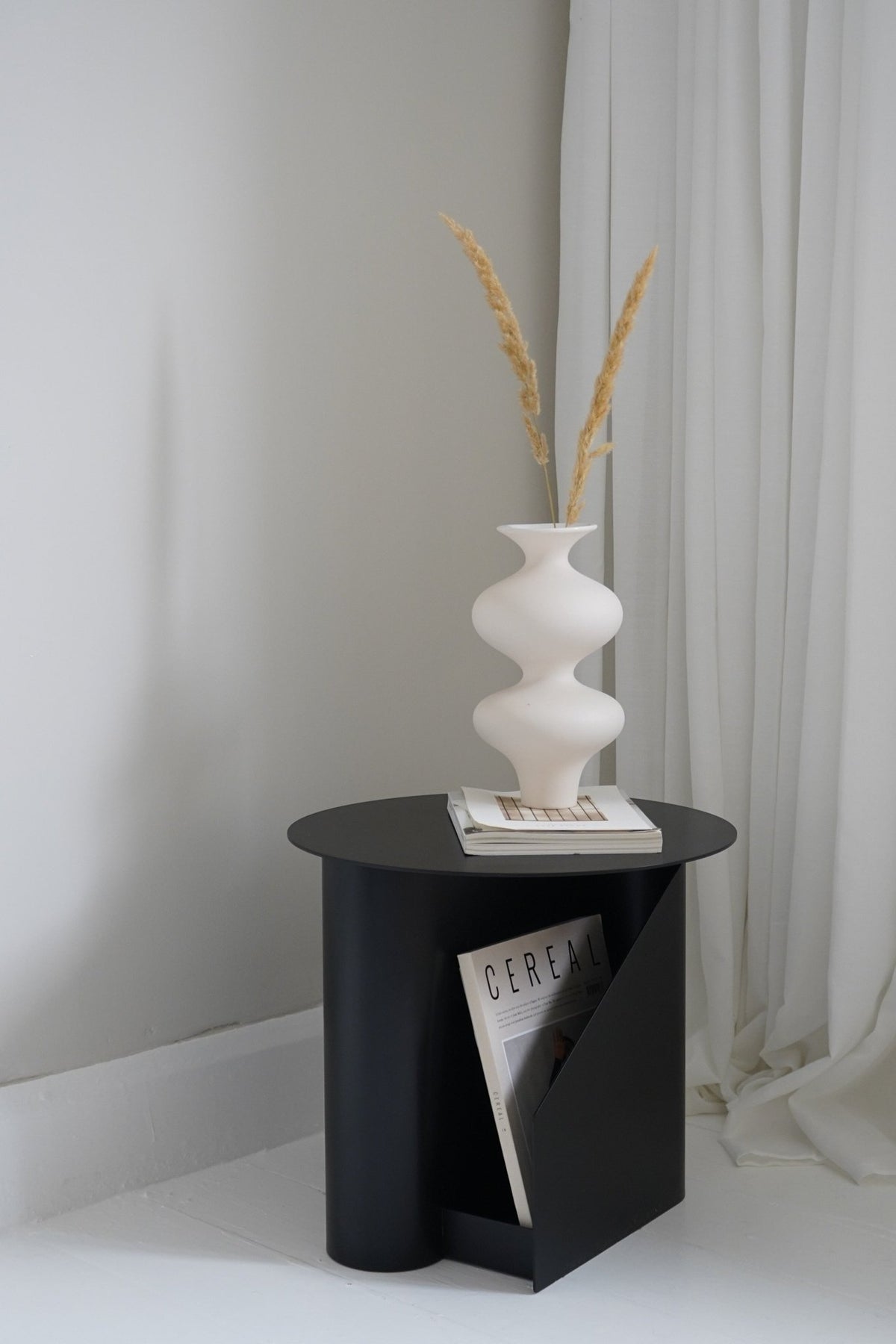 Table d'appoint en métal noir 36x40cm Sentrum - Woud - The Cool Republic