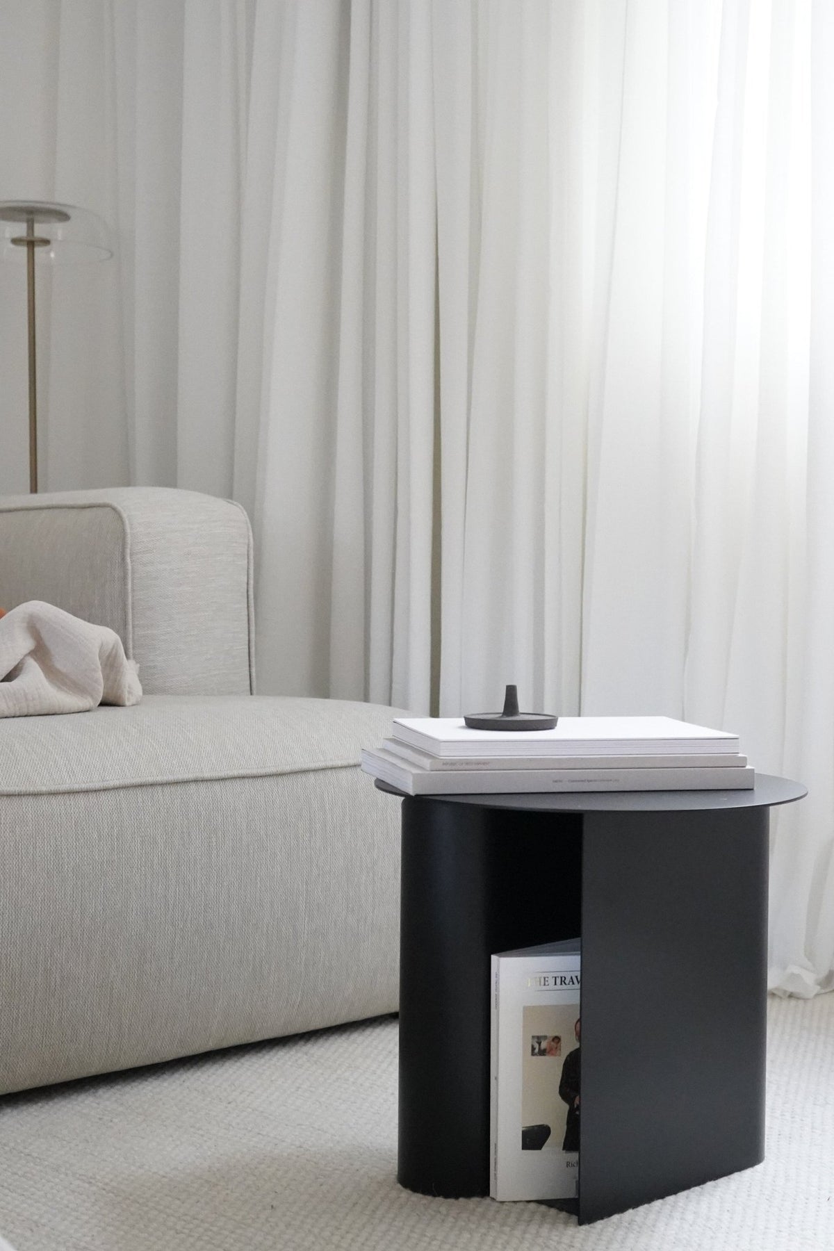 Table d'appoint en métal noir 36x40cm Sentrum - Woud - The Cool Republic
