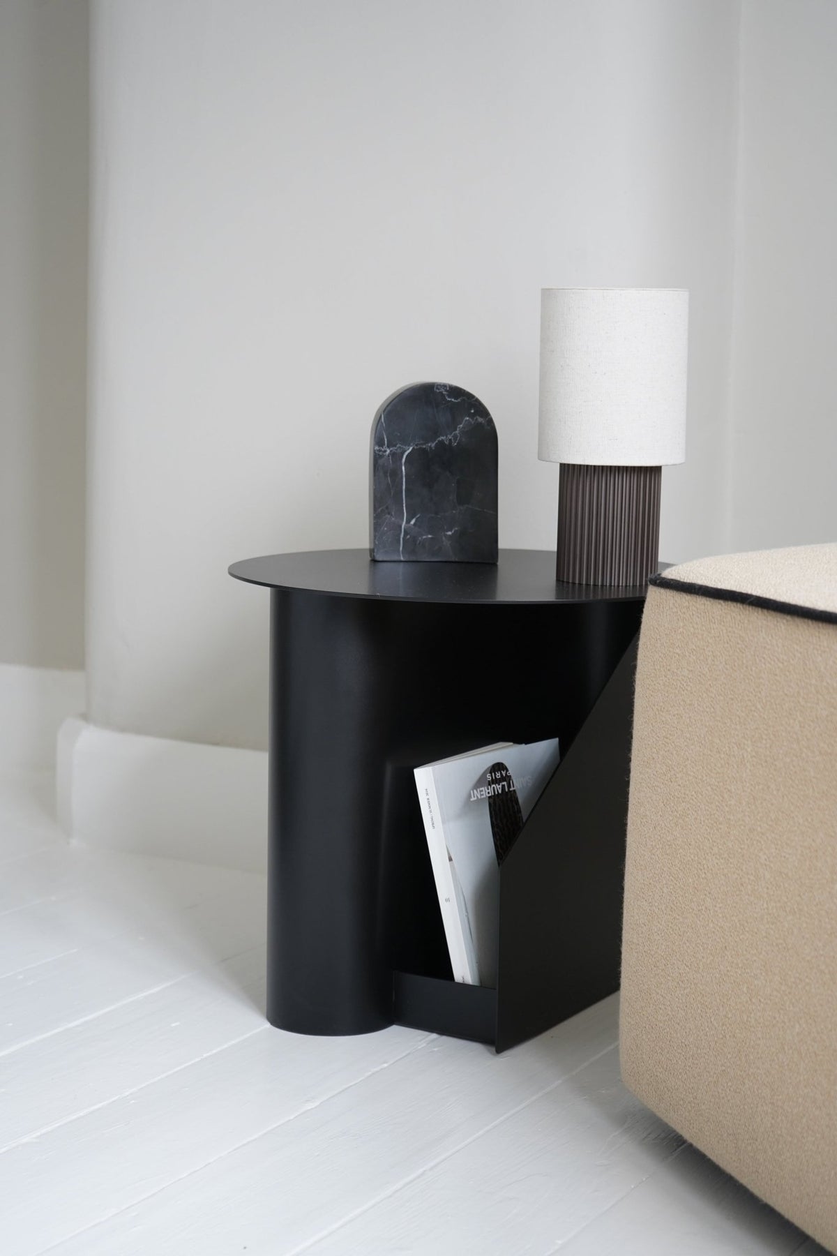 Table d'appoint en métal noir 36x40cm Sentrum - Woud - The Cool Republic