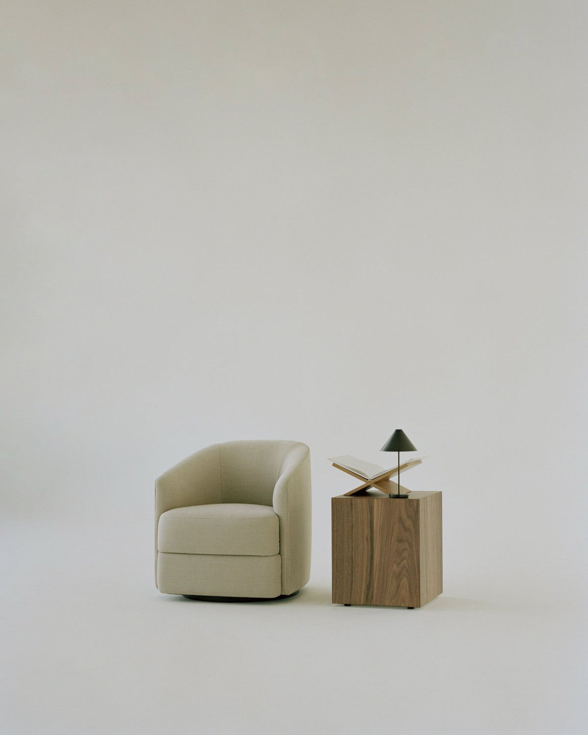 Table d'appoint en noyer 40 x 40 cm Mass - New works - The Cool Republic