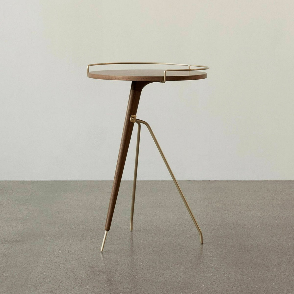 Table d'appoint en noyer massif 60 cm Umanoff - Audo - The Cool Republic