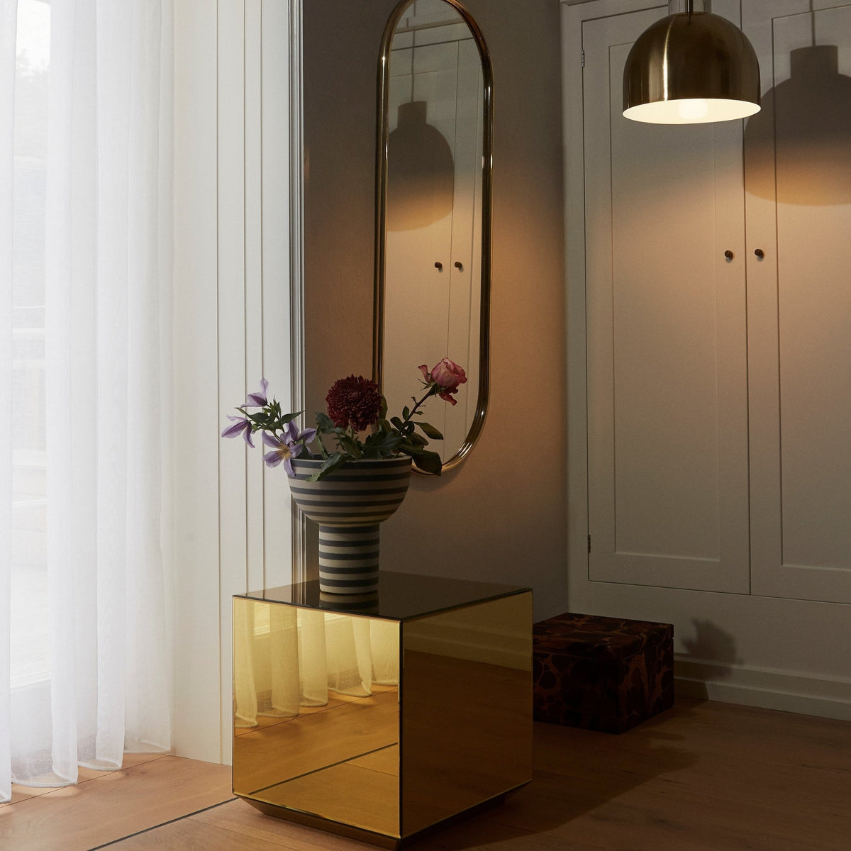 Table d'appoint en verre doré Speculum - AYTM - The Cool Republic