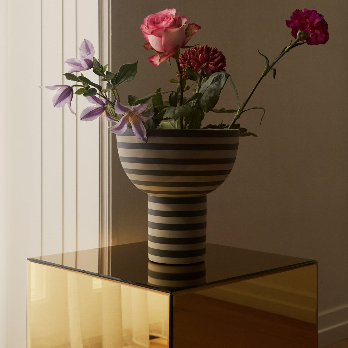 Table d'appoint en verre rose Speculum - AYTM - The Cool Republic