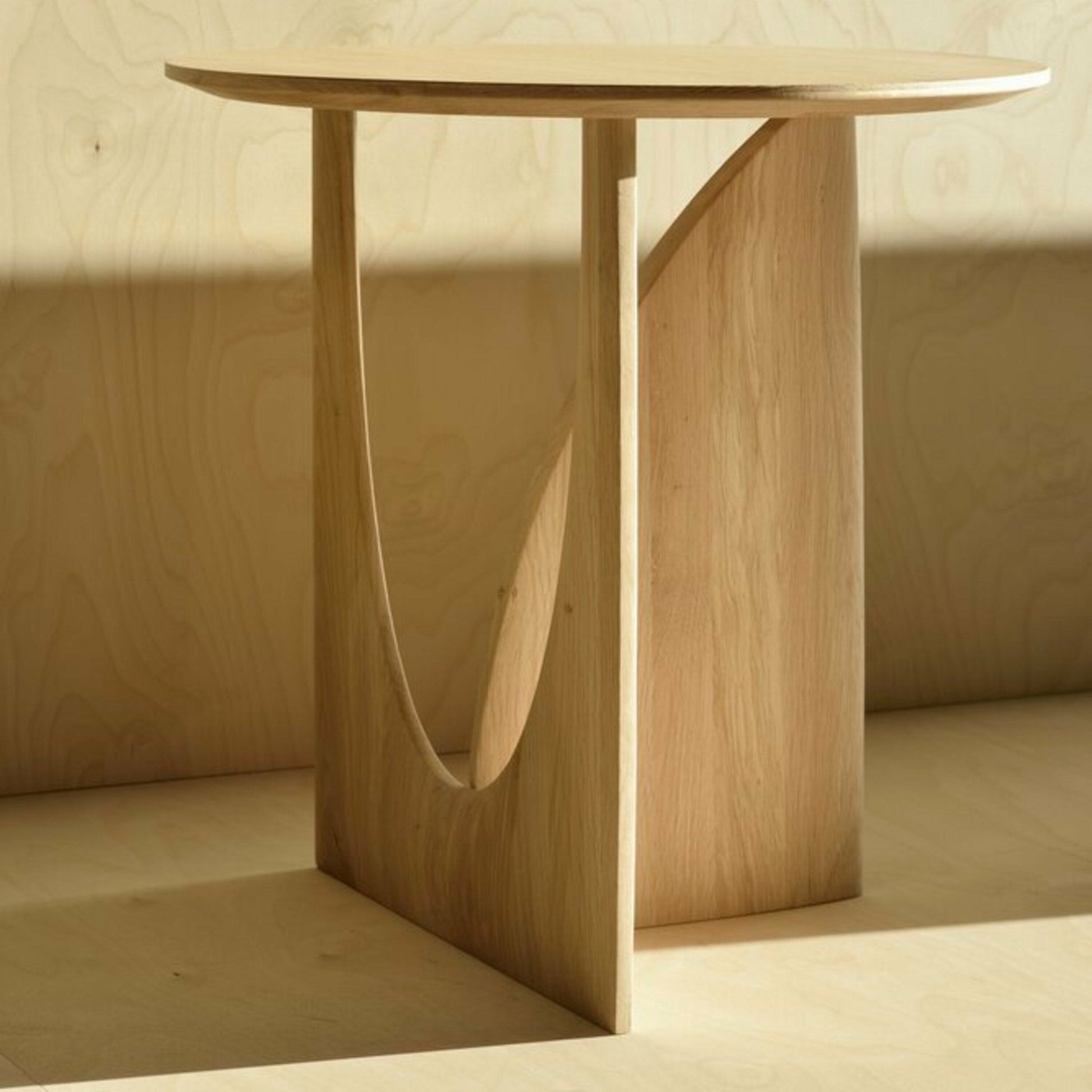Table d'appoint géométrique en chêne - Ethnicraft Accessories - The Cool Republic
