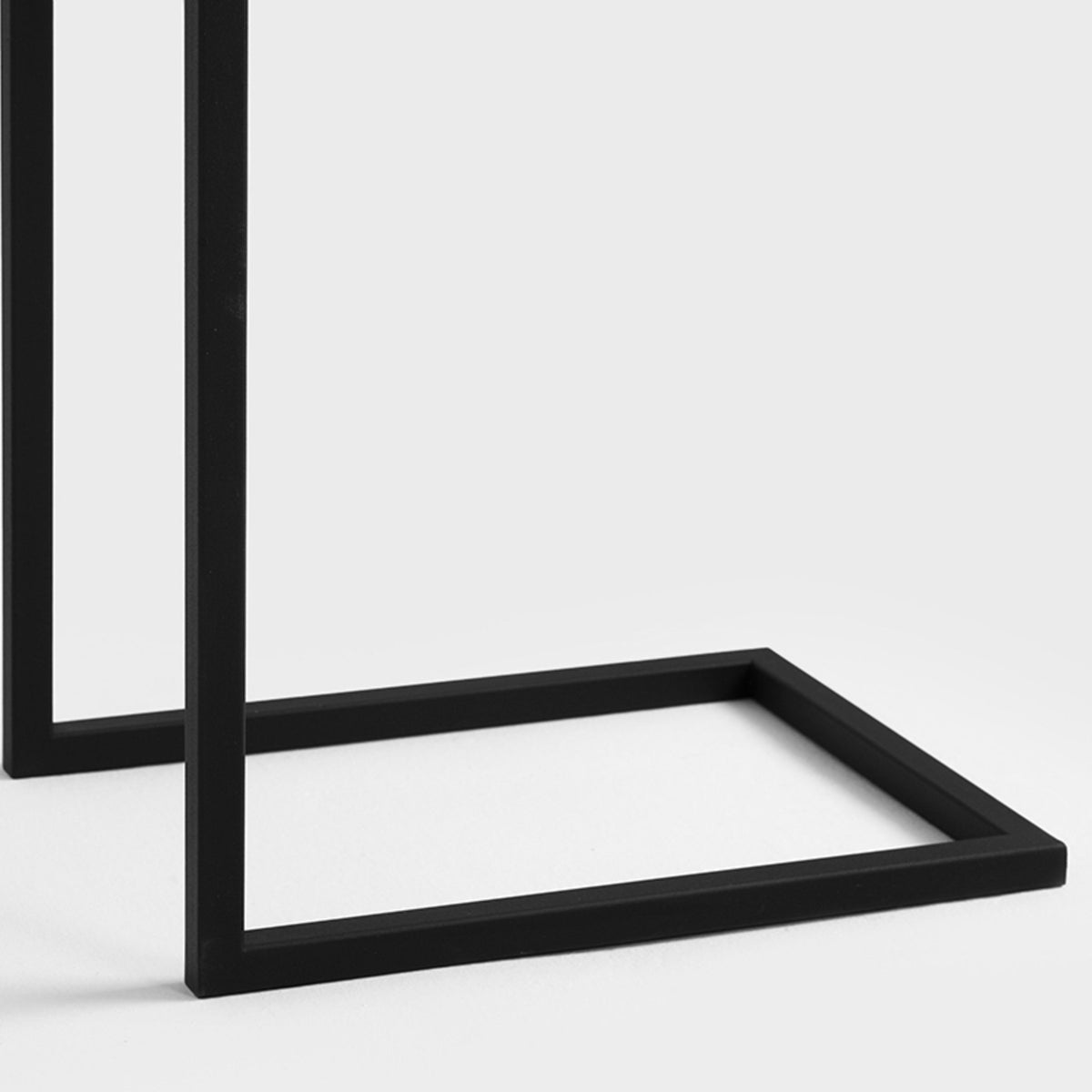 Table d'appoint géométrique en métal noir Lupe - Custom Form - The Cool Republic