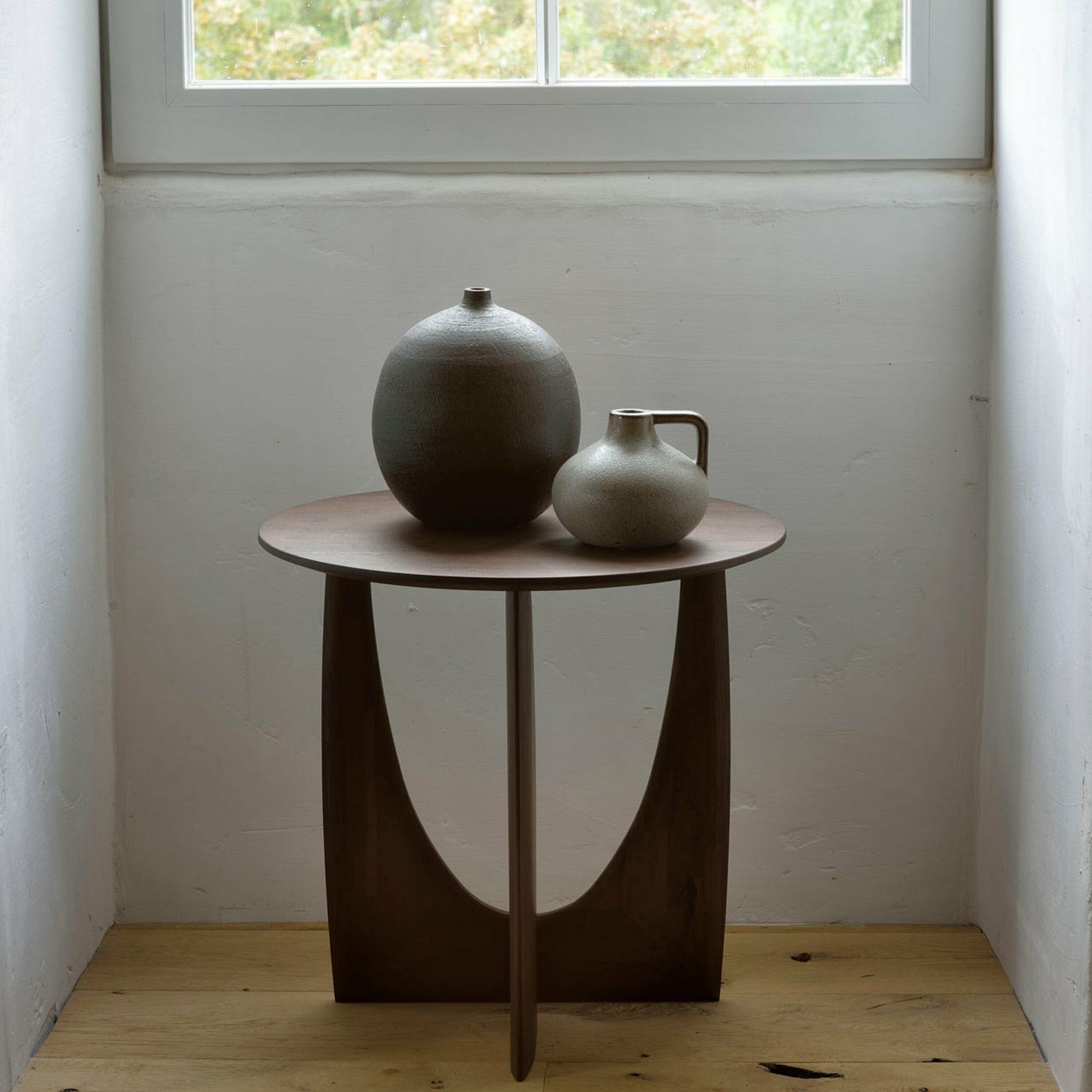 Table d'appoint géométrique en teck - Ethnicraft Accessories - The Cool Republic