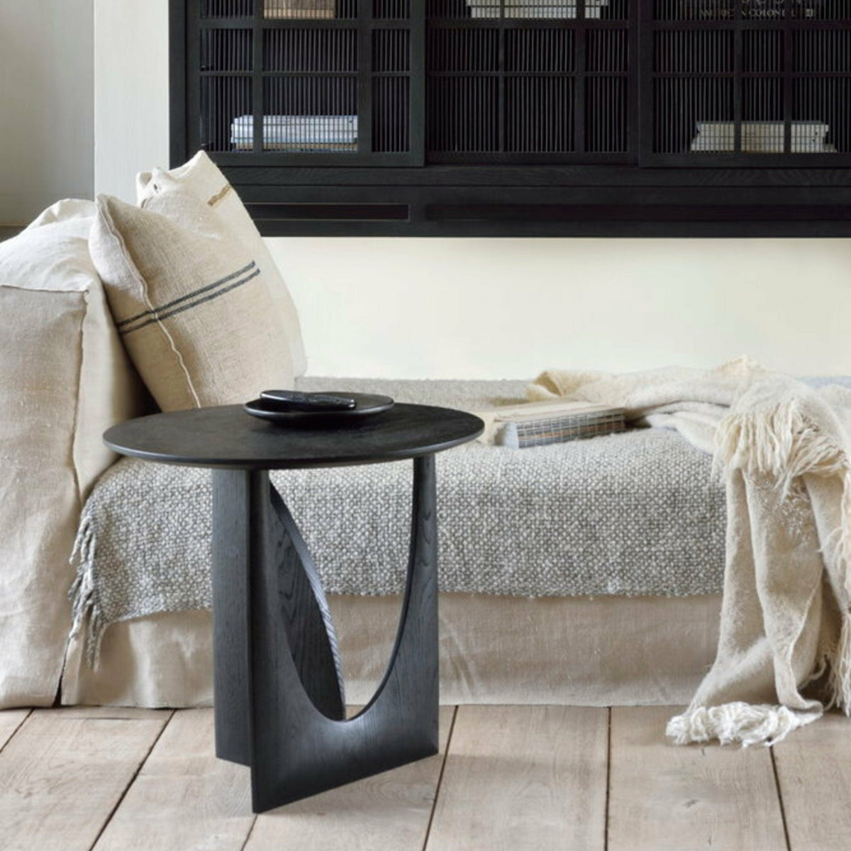 Table d'appoint géométrique noire en chêne - Ethnicraft Accessories - The Cool Republic