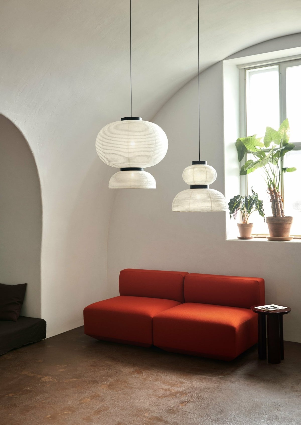 Table d'appoint laquée bleue Tung JA3 - &tradition - The Cool Republic