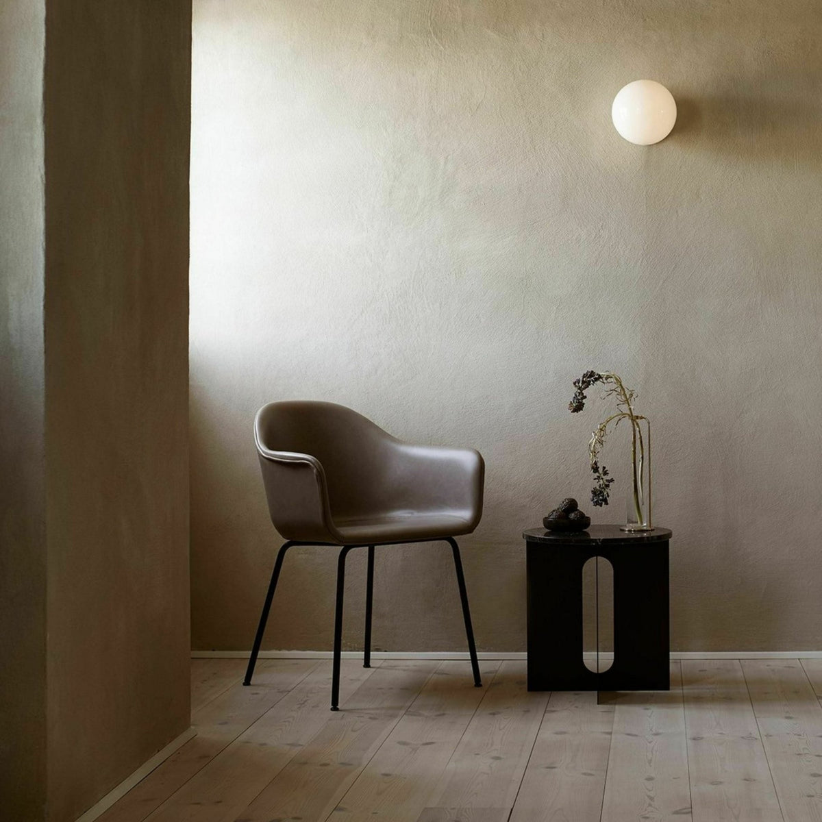 Table d'appoint noire Androgyne - Audo - The Cool Republic