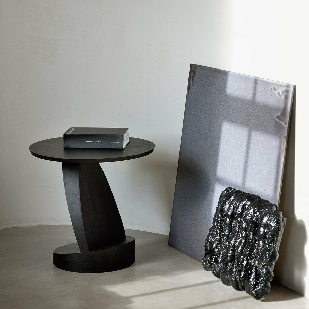 Table d'appoint noire en teck Oblic - Ethnicraft Accessories - The Cool Republic