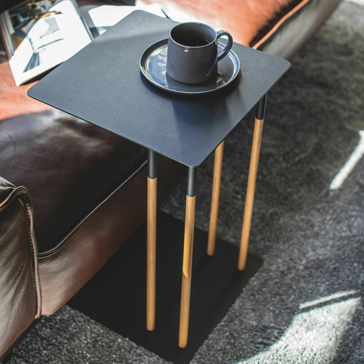 Table d'appoint noire et pieds en bois - Yamazaki - The Cool Republic