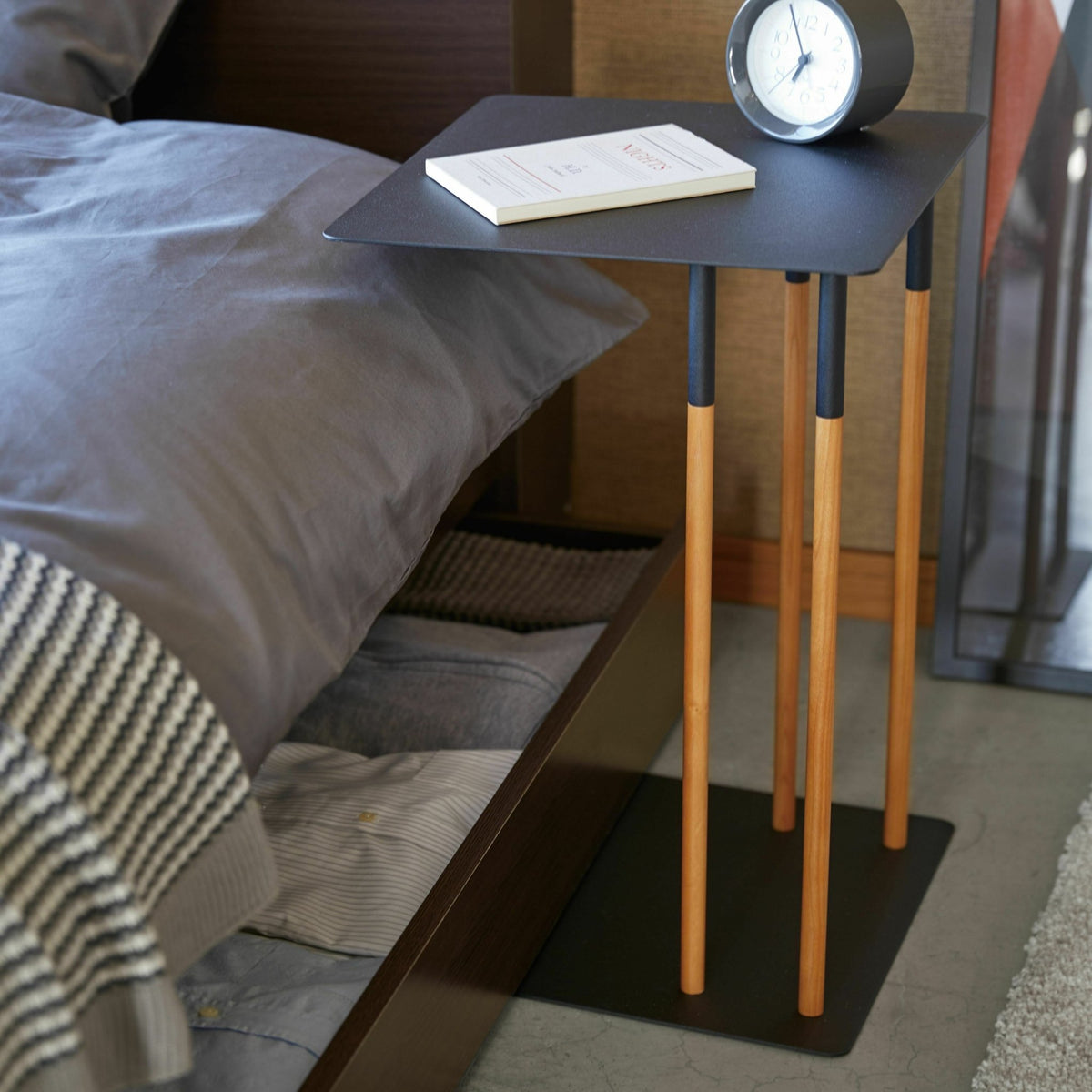 Table d'appoint noire et pieds en bois - Yamazaki - The Cool Republic