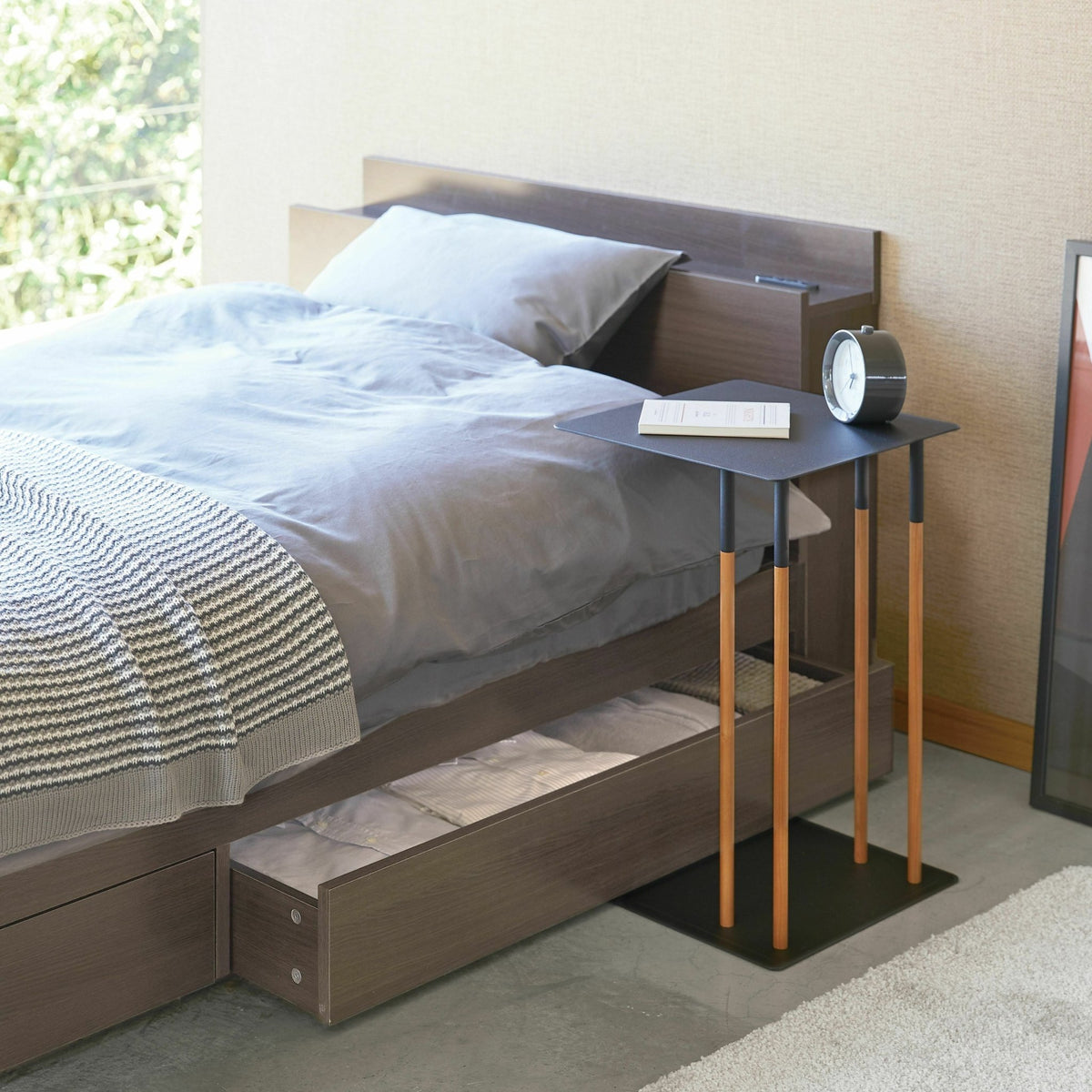 Table d'appoint noire et pieds en bois - Yamazaki - The Cool Republic