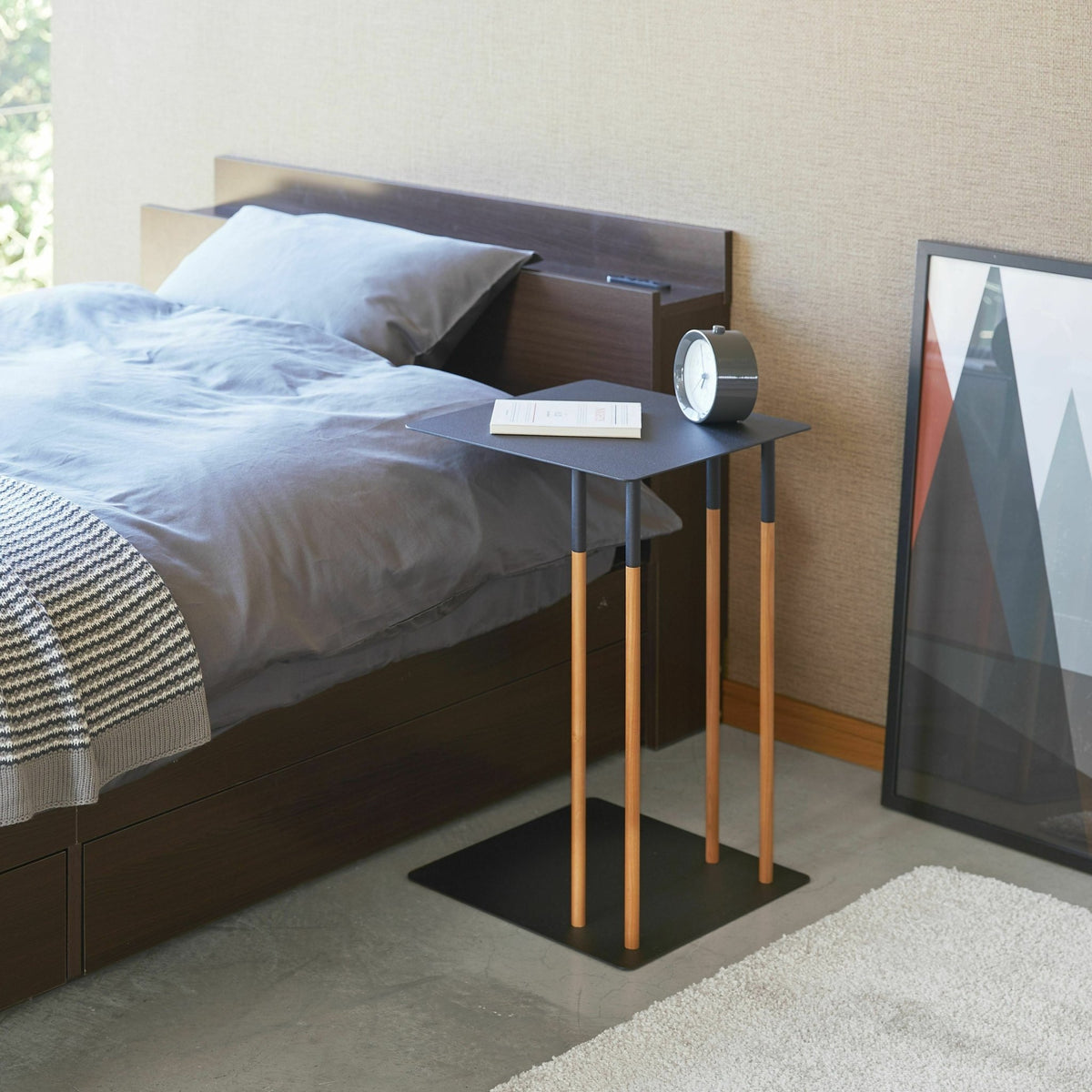 Table d'appoint noire et pieds en bois - Yamazaki - The Cool Republic