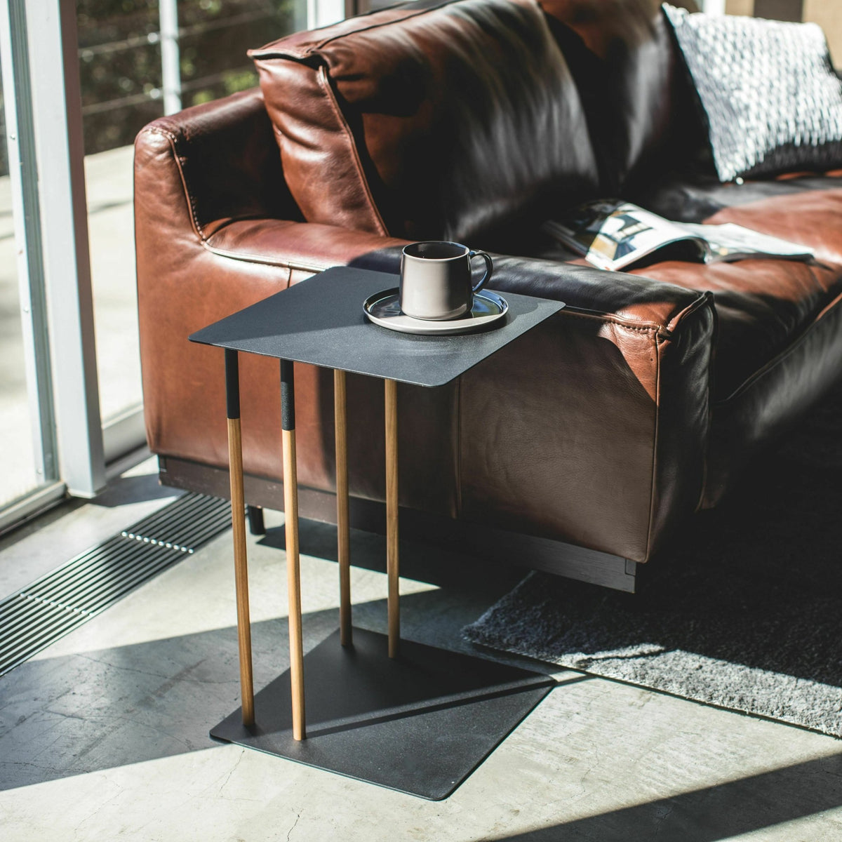 Table d'appoint noire et pieds en bois - Yamazaki - The Cool Republic