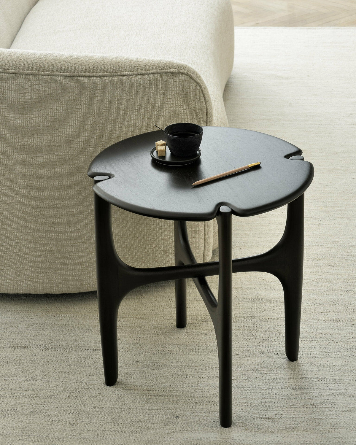 Table d'appoint noire Polished Imperfect en acajou - Ethnicraft Accessories - The Cool Republic